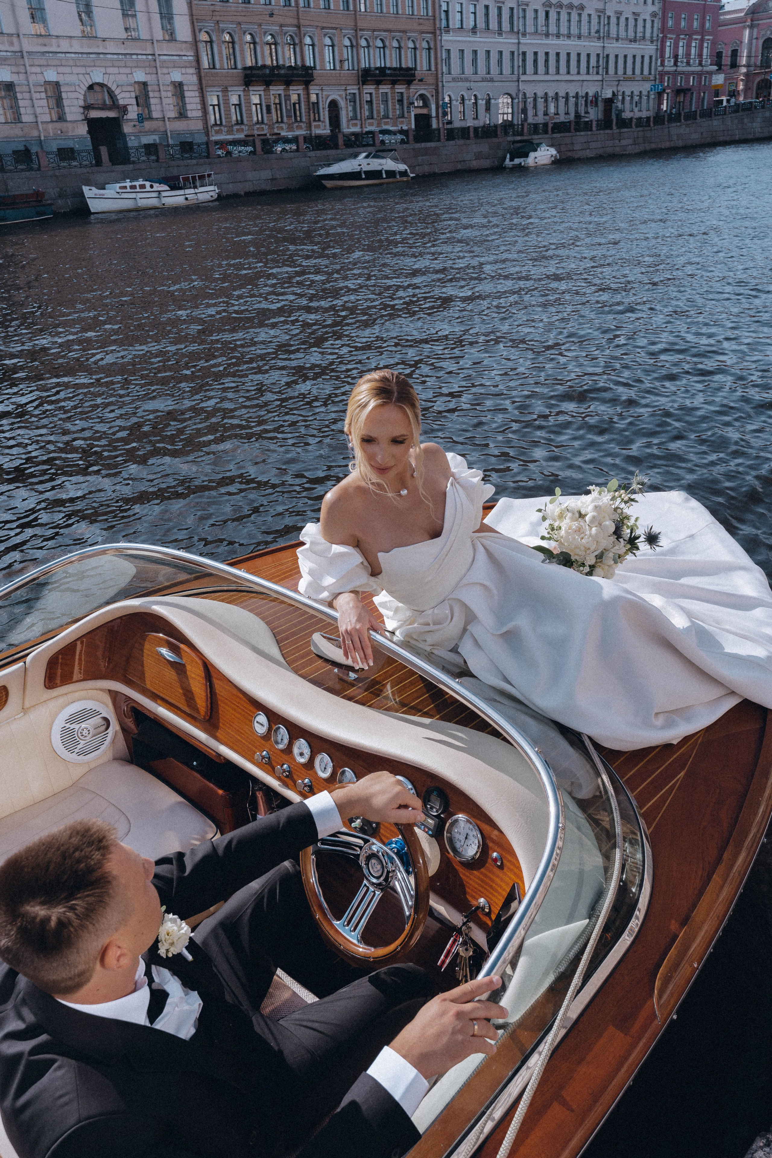 СВАДЕНБНАЯ СЬЕМКА НА КАТЕРЕ ПО КАНАЛАМ САНКТ-ПЕТЕРБУРГА И В АКВАТОРИИ НЕВЫ. Профессиональный фотограф, Санкт-Петербург — Виктория Богомолова