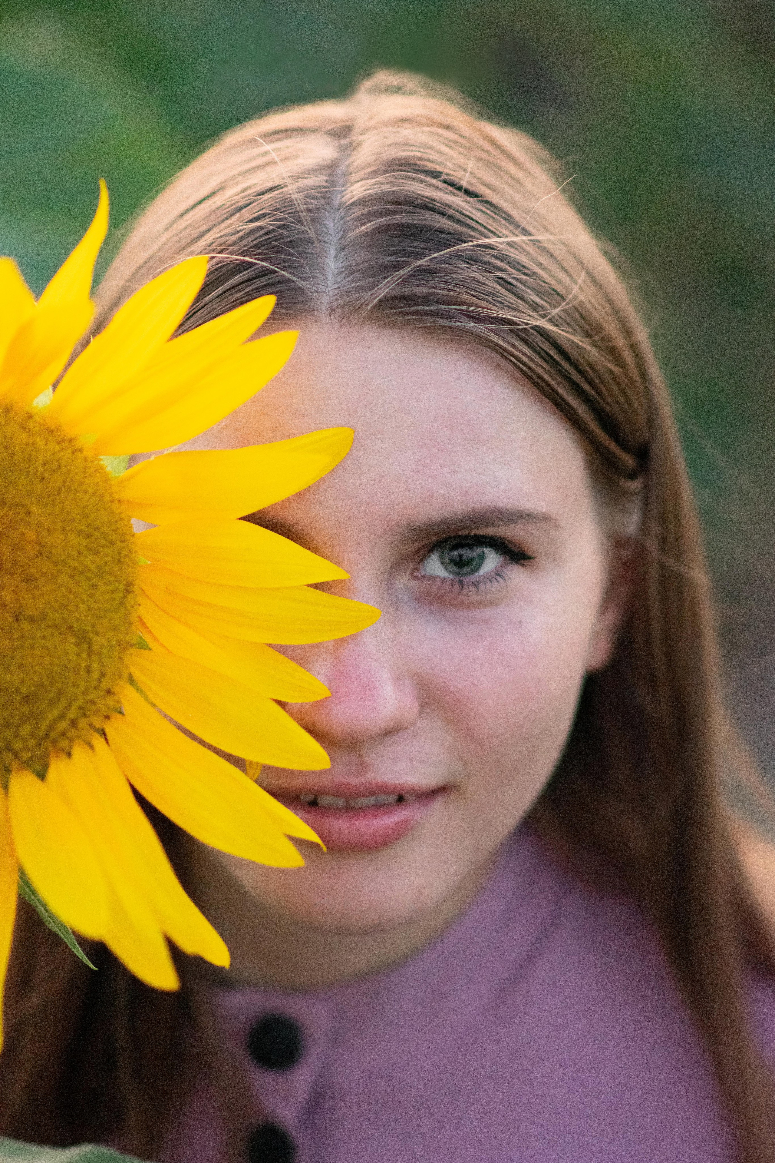 Девушка с большим подсолнухом, закрывающим половину лица
