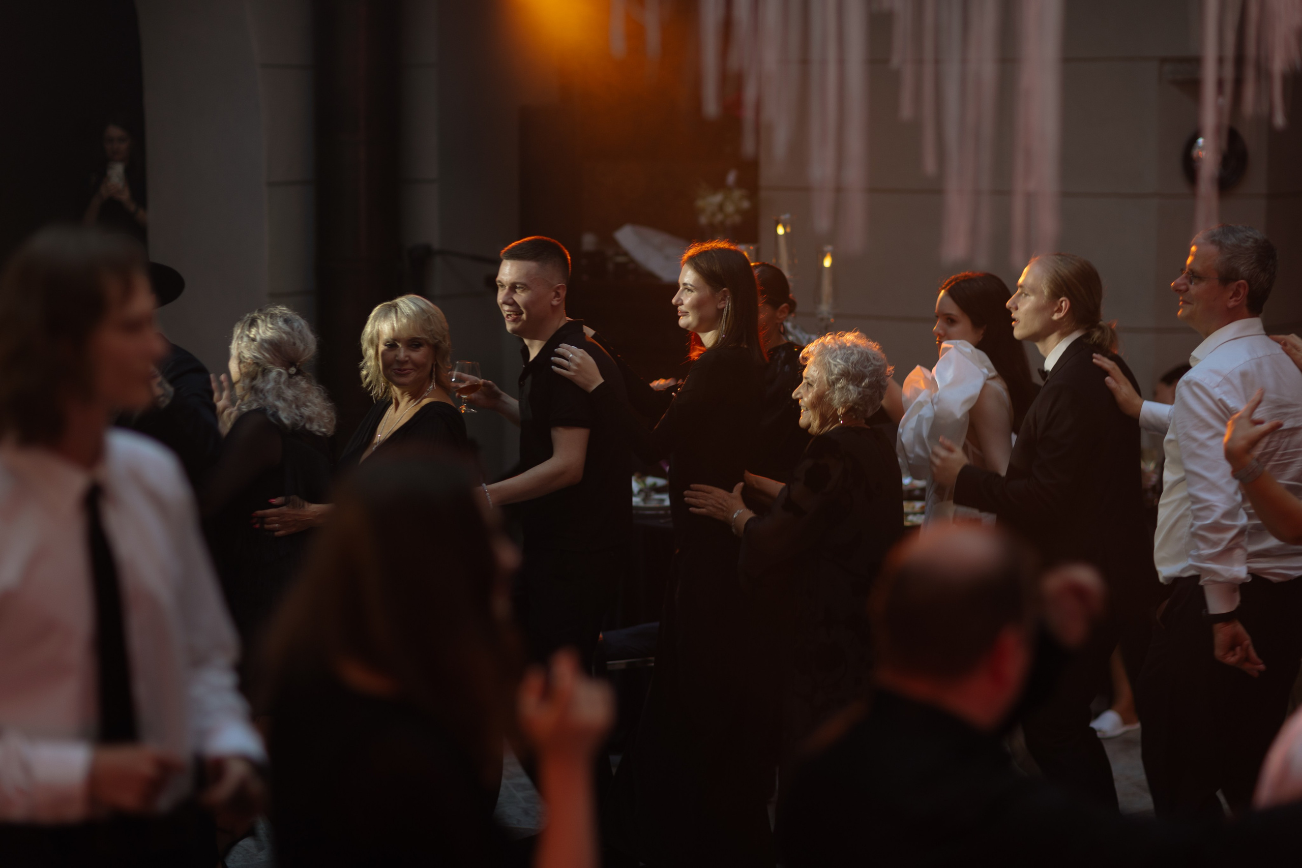 Артем и Анастасия: свадьба с танцами в замке. @dariazphoto свадебный фотограф