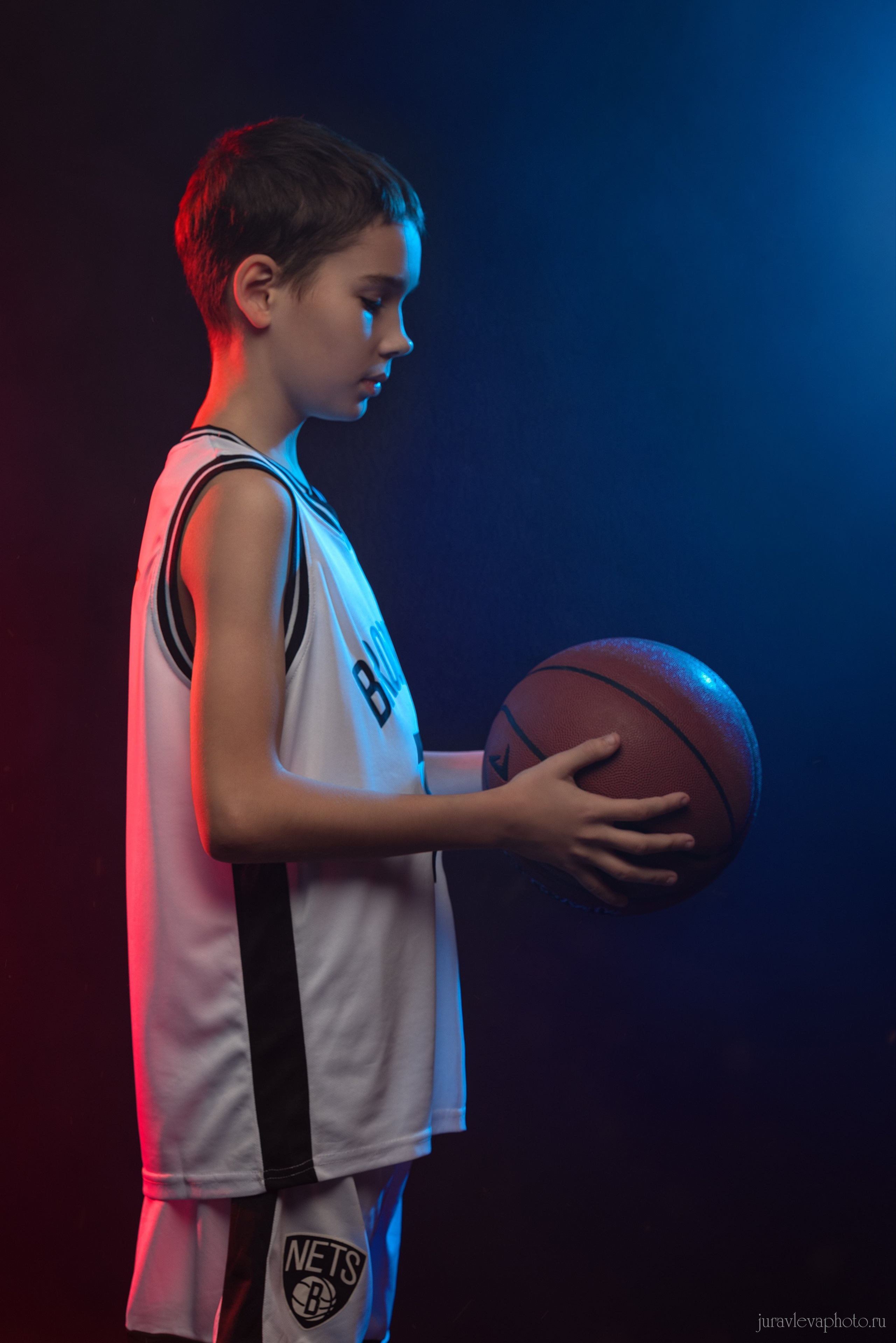 Фотосессия с мячом в студии на черном фоне