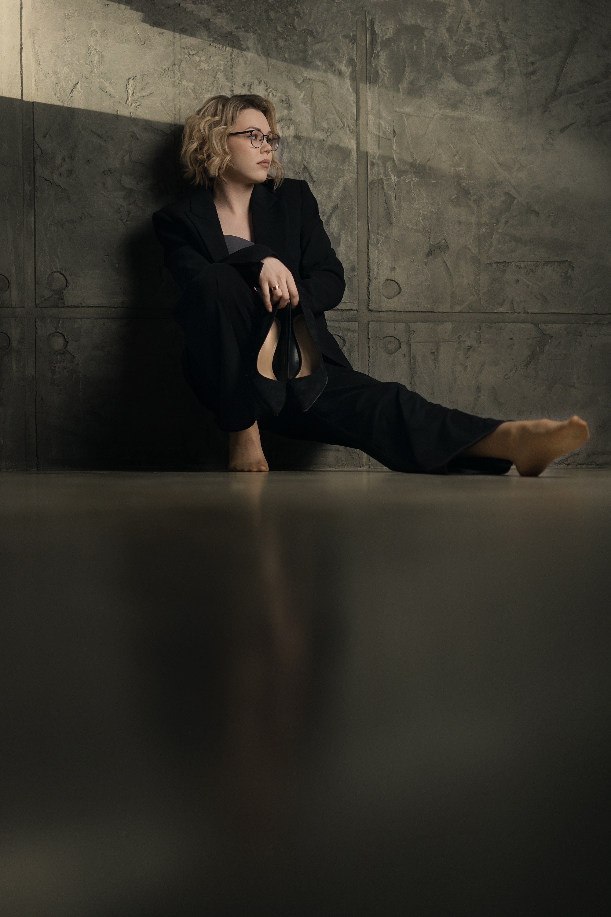 Студийная фотосессия в Хабаровске. Подарок для девушки. Женский портрет, минимализм, низкий ключ.