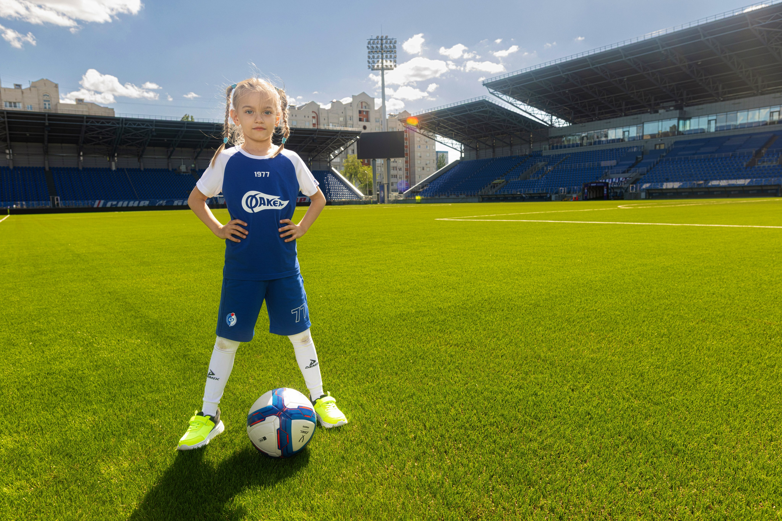 Детский портрет с Алисой на футбольном стадионе. Дмитрий Шульгин, портретный фотограф в Воронеже
