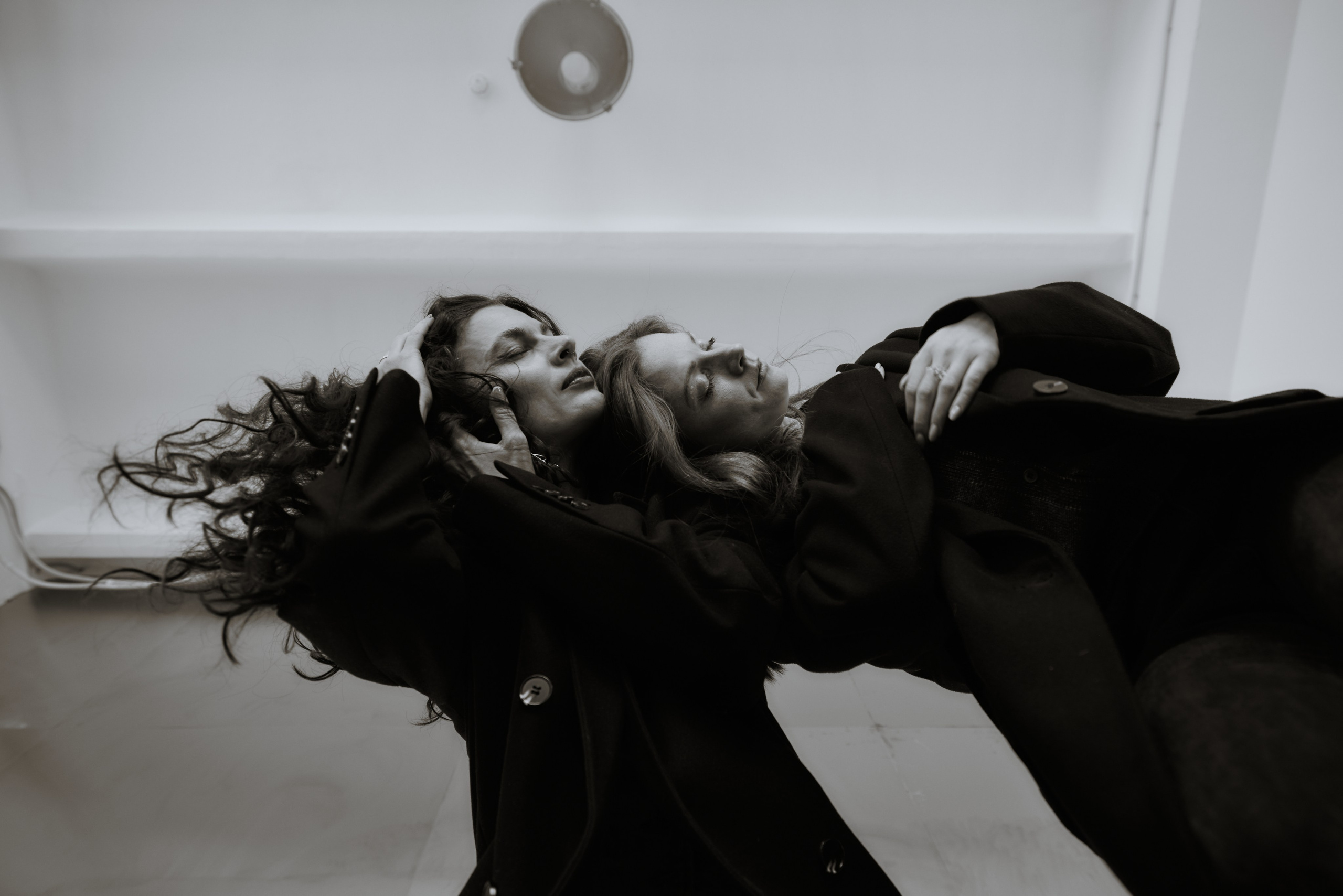 Две девушки снятые с низу на фоне потолка. Виктория Брызгалова и Анна Пижонкова