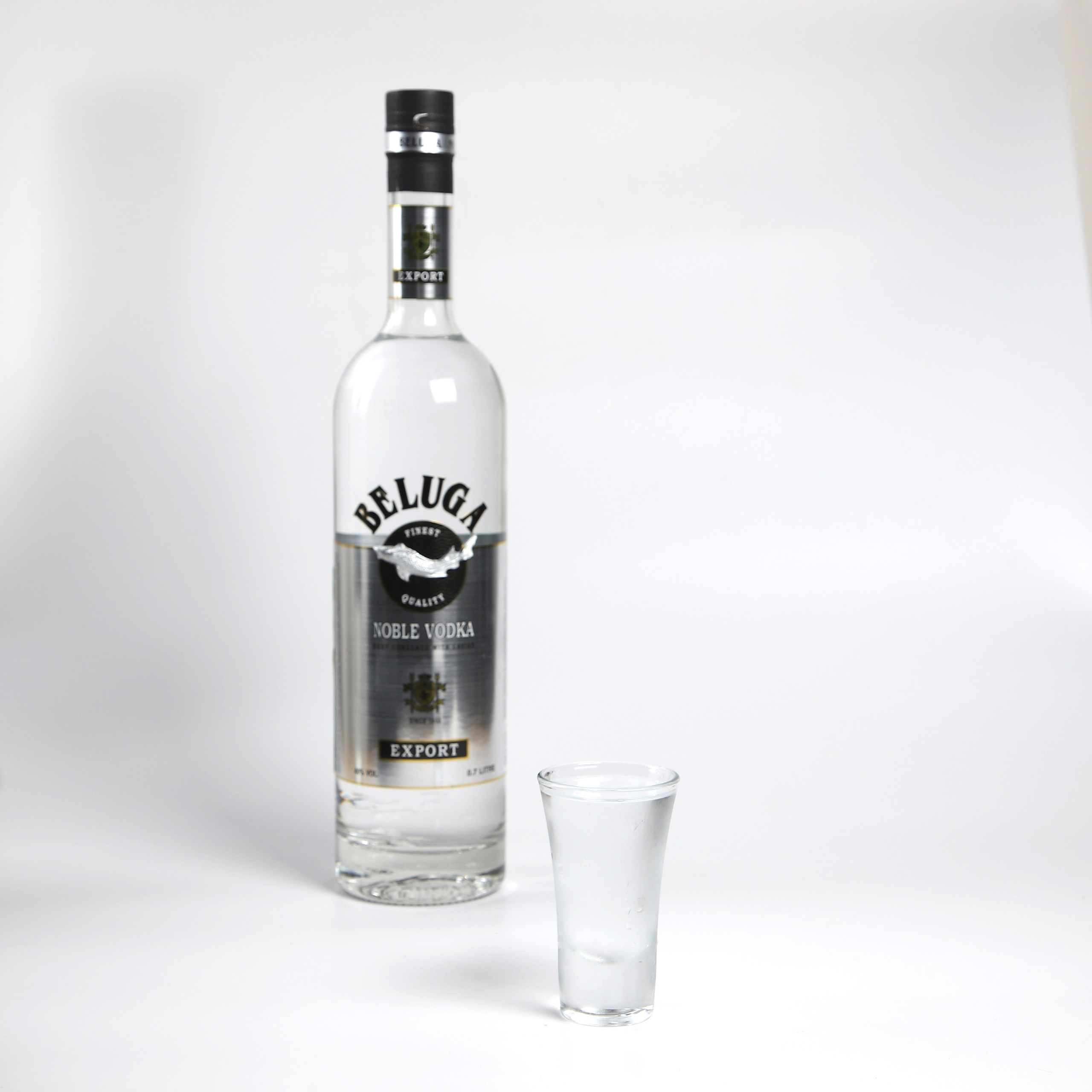 Фуд-фотография бутылки водки и стопки.