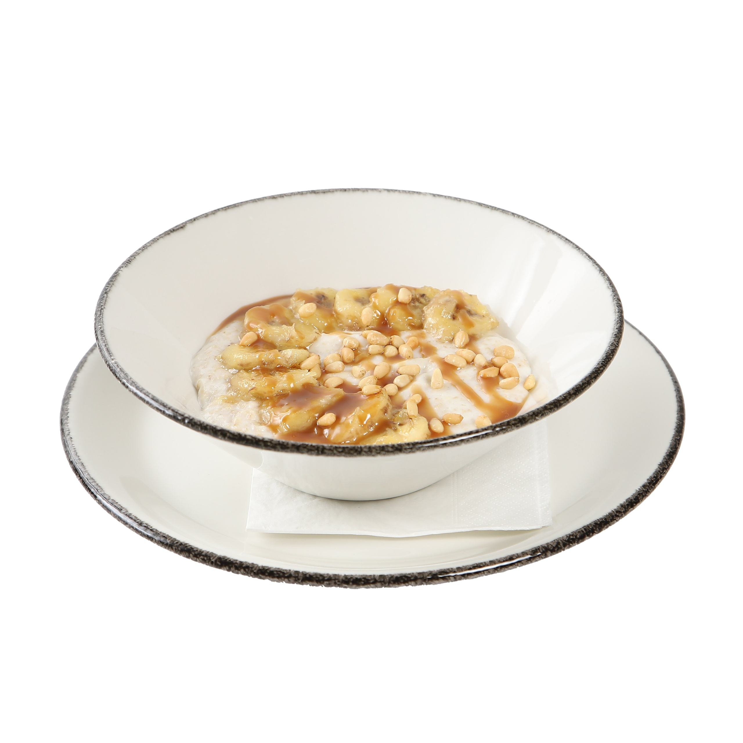 Фуд-фотография каши с изюмом и орехами.