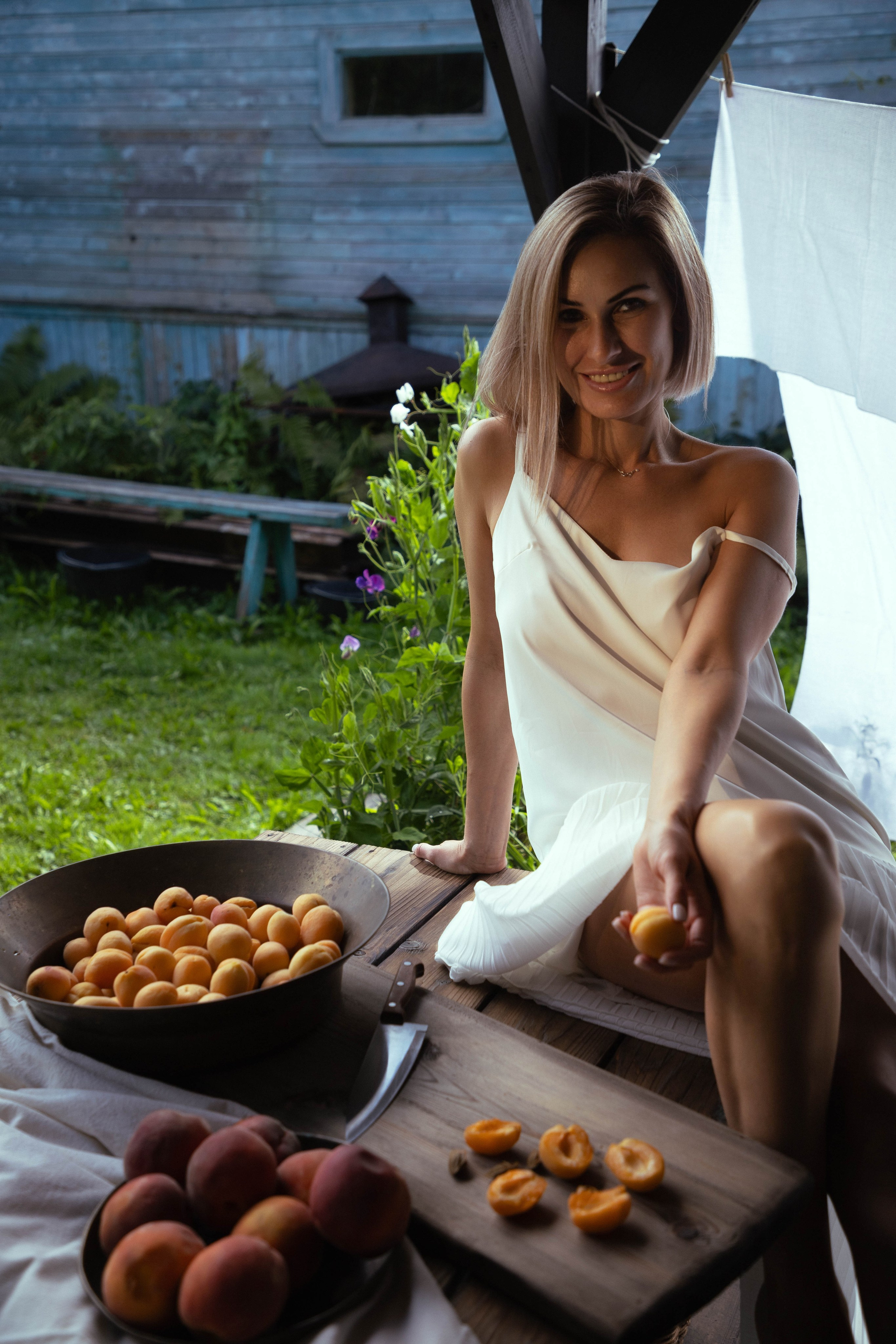 Девушка с персиками. Фотограф Анастасия Тихонова