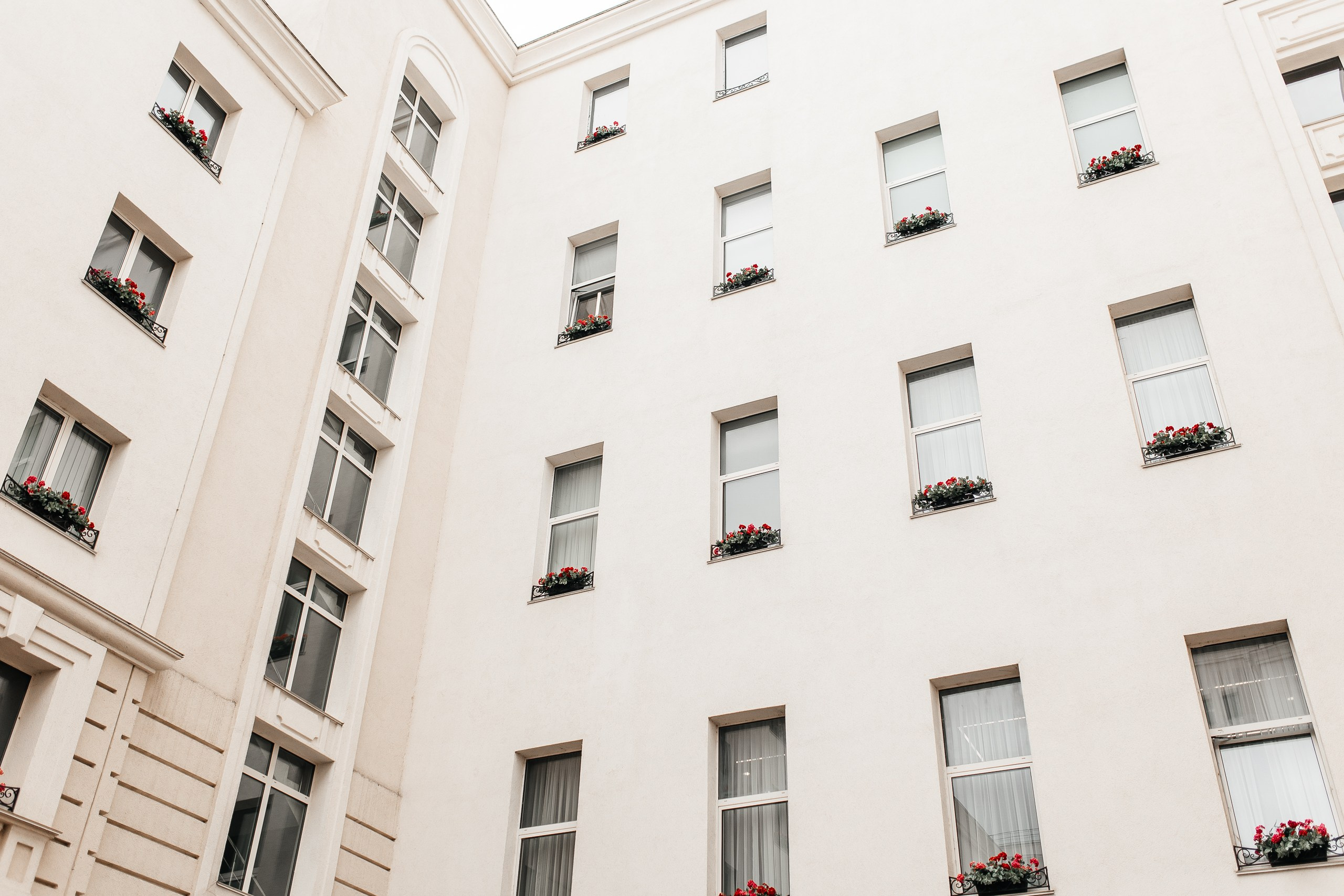 Здравствуйте! Я&nbsp;свадебный фотограф из&nbsp;Ульяновска, работаю в&nbsp;том числе по&nbsp;всей России и&nbsp;с&nbsp;выездом за&nbsp;границу. Снимаю свадьбы, lovestory, корпоративы, светский репортаж. Провожу обучение по&nbsp;фотографии, мастер-классы и&nbsp;воркшопы для других фотографов.