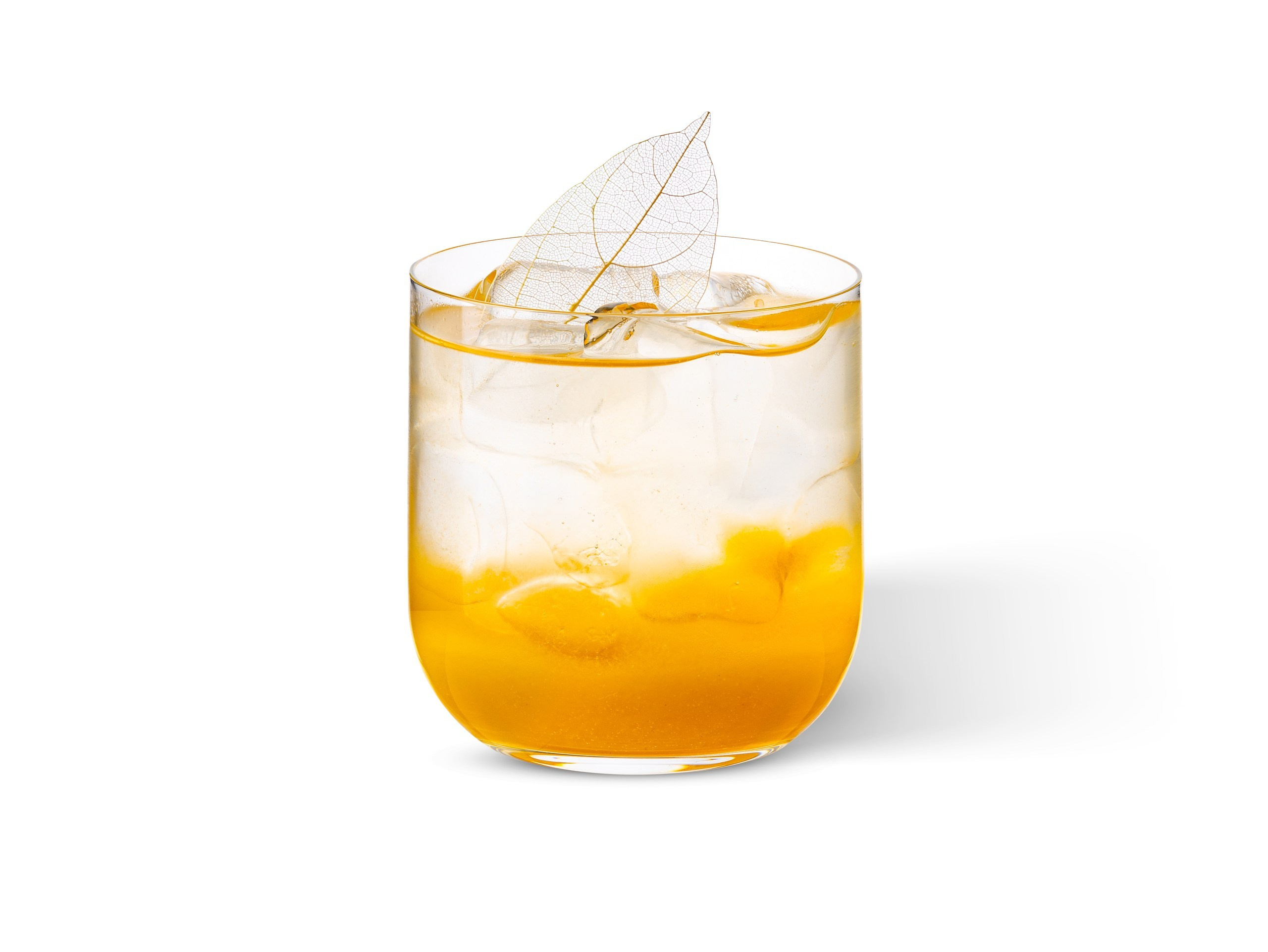 ЛИМОНАД АНАНАС-МАНГО 400₽. Освежающий напиток на основе домашнего соуса из пюре ананса, лемонграсса, манго и настоя перца тимут. Украшается цветком и парфюмом тропики. Напиток готовится в 2-х объемах - 300 и 450мл.