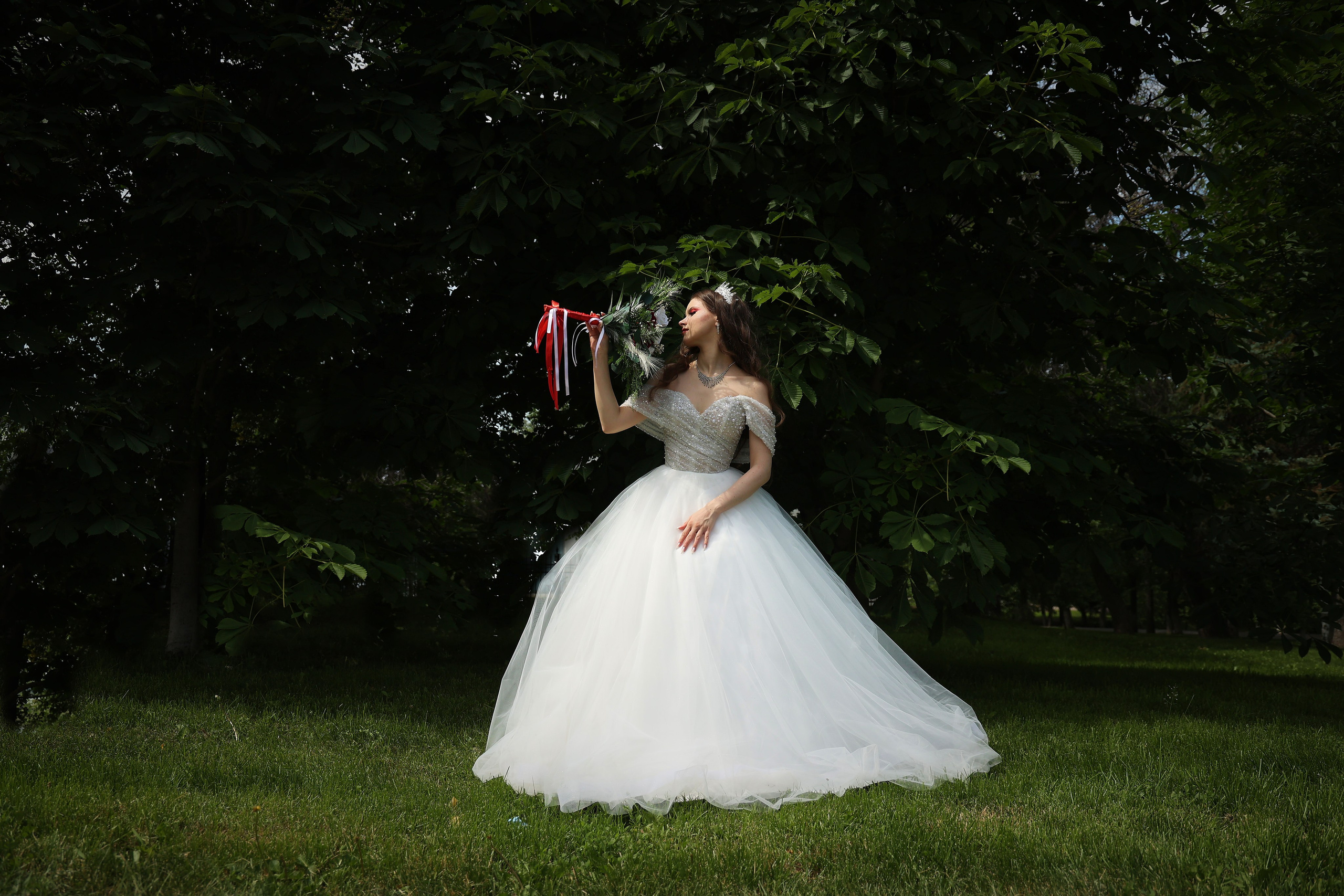 невеста в деревьях