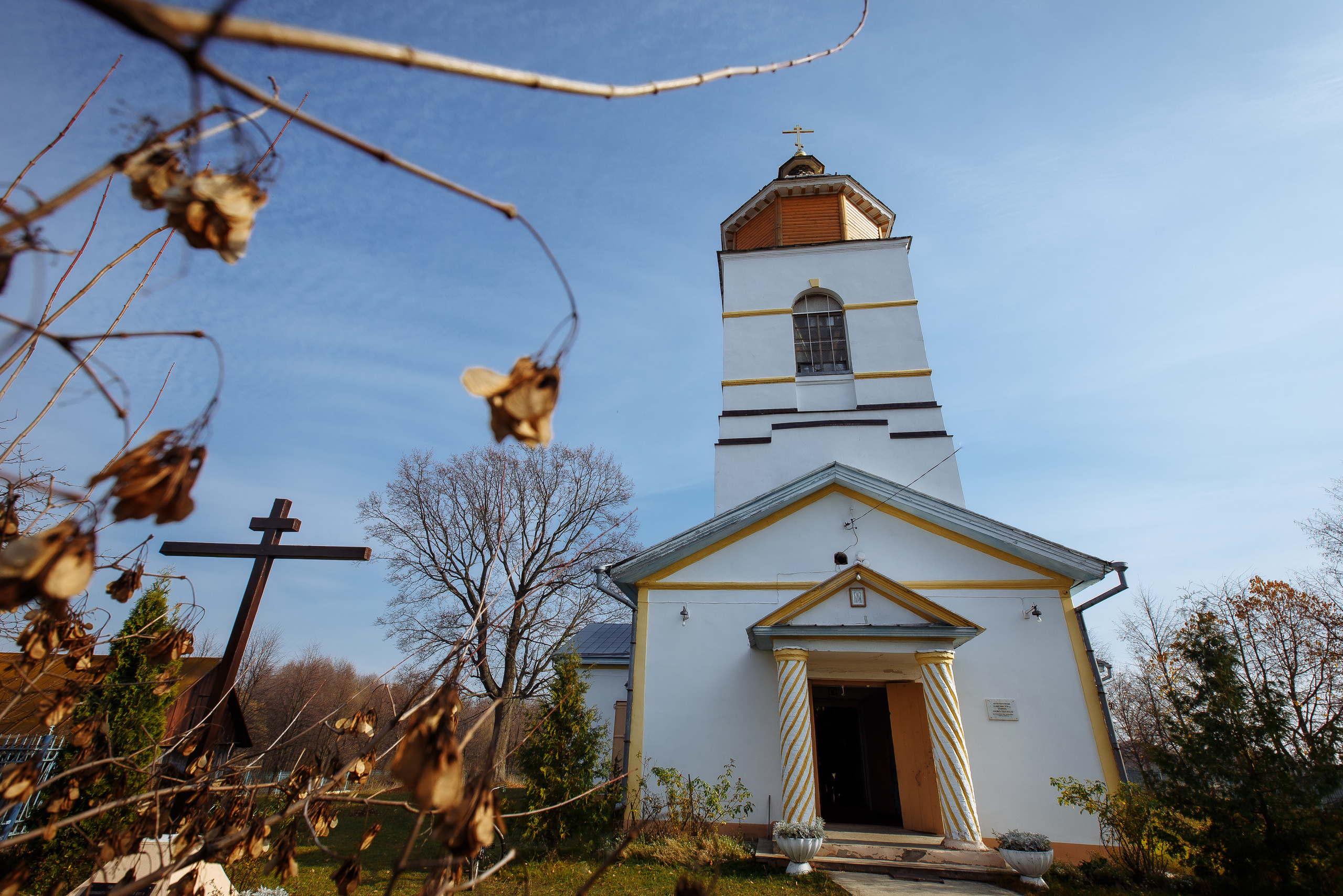 церковь на фоне неба с крестом и веточками дерева