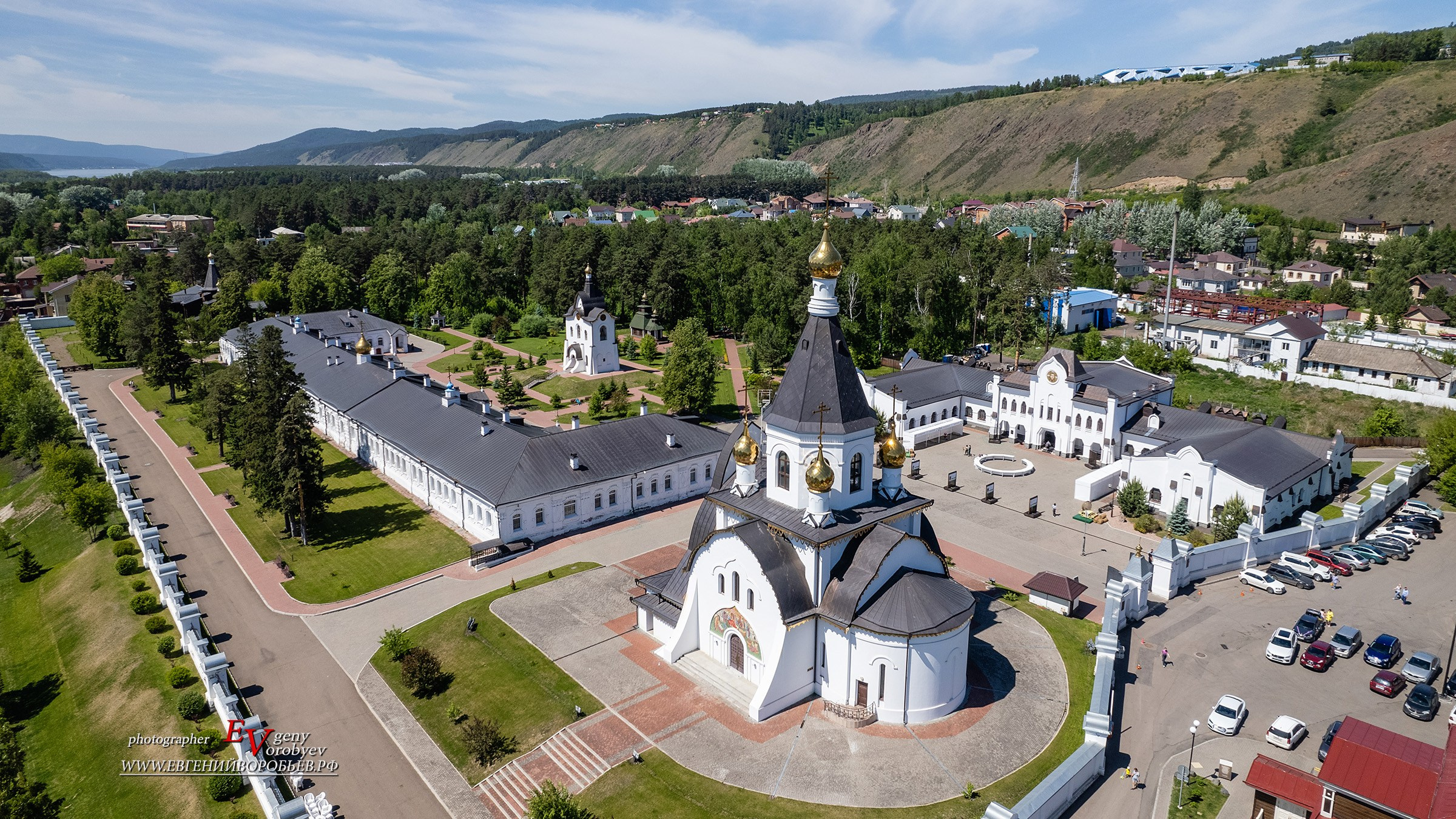 что посмотреть где побывать достопримечательность в Красноярске аэросъёмка с дрона FPV пилот квадрокоптер православная служба репортаж церковь храм Свято Успенский мужской монастырь набережная берег Енисея посёлок Удачный профессиональный фотограф индивидуальная экскурсия авторский фото тур гид трансфер на автомобиле заказать стоимость цена описание услуг для туристов