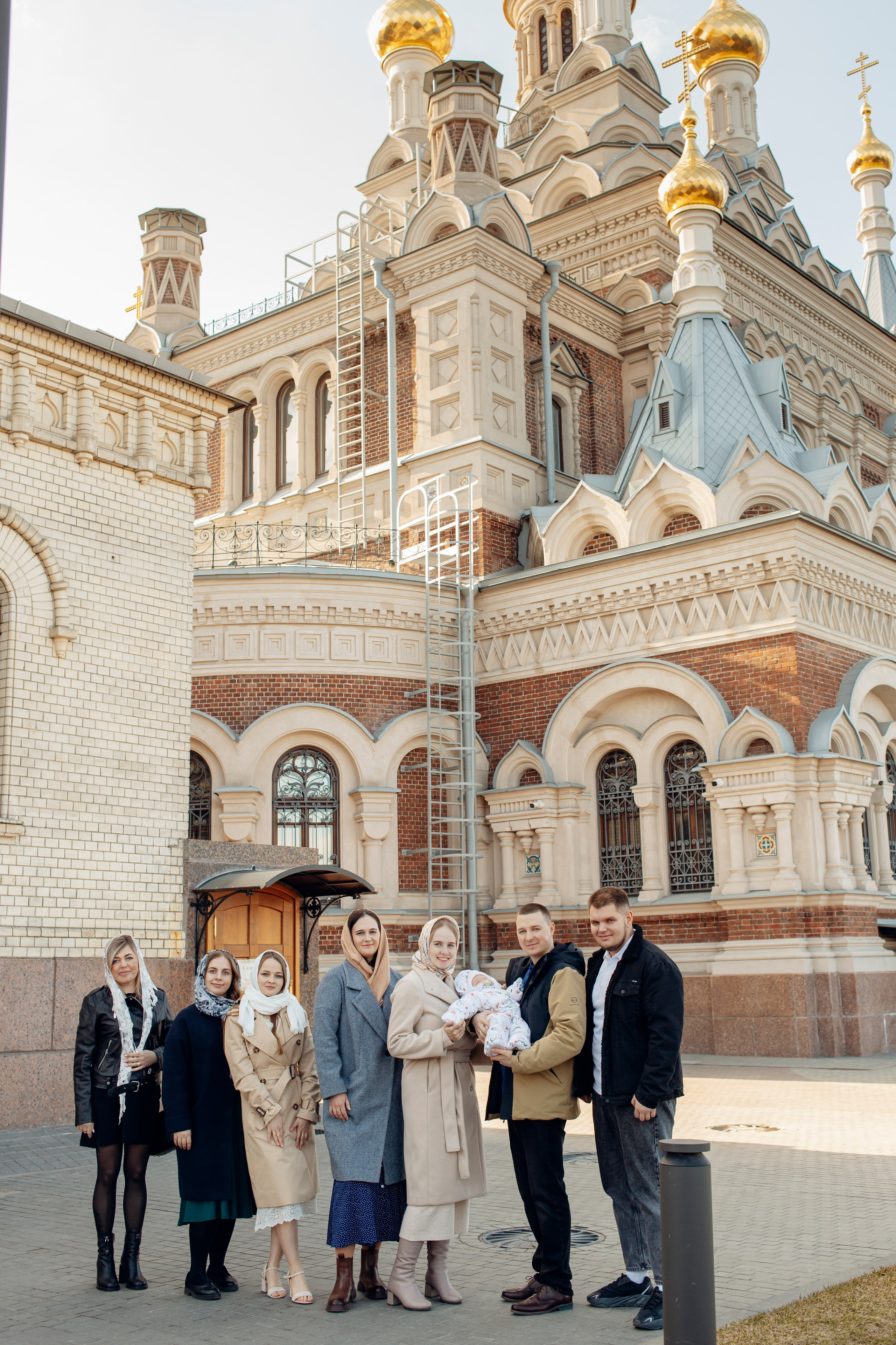  в каком храме лучше крестить ребенка — атмосфера, расположение, правила, Современная крестильная купель для полного погружения. На что обратить внимание при выборе храма, Вместительный и светлый зал храма — ключевой фактор при выборе места для крещения с большим числом гостей, купель в храме Невского района Санкт-Петербурга
