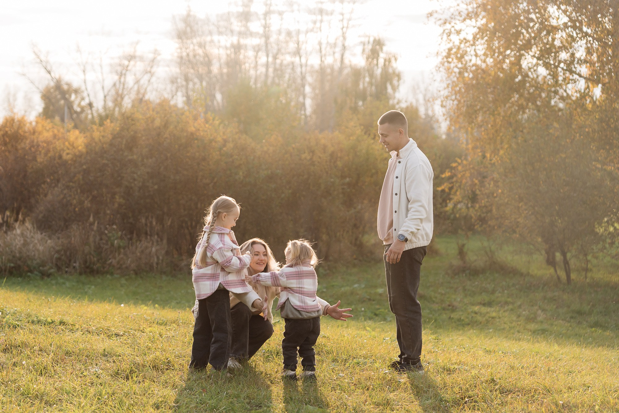 Мира и Тая на прогулке с родителями. Фотограф в Красноярске. Юлия Чаушанская