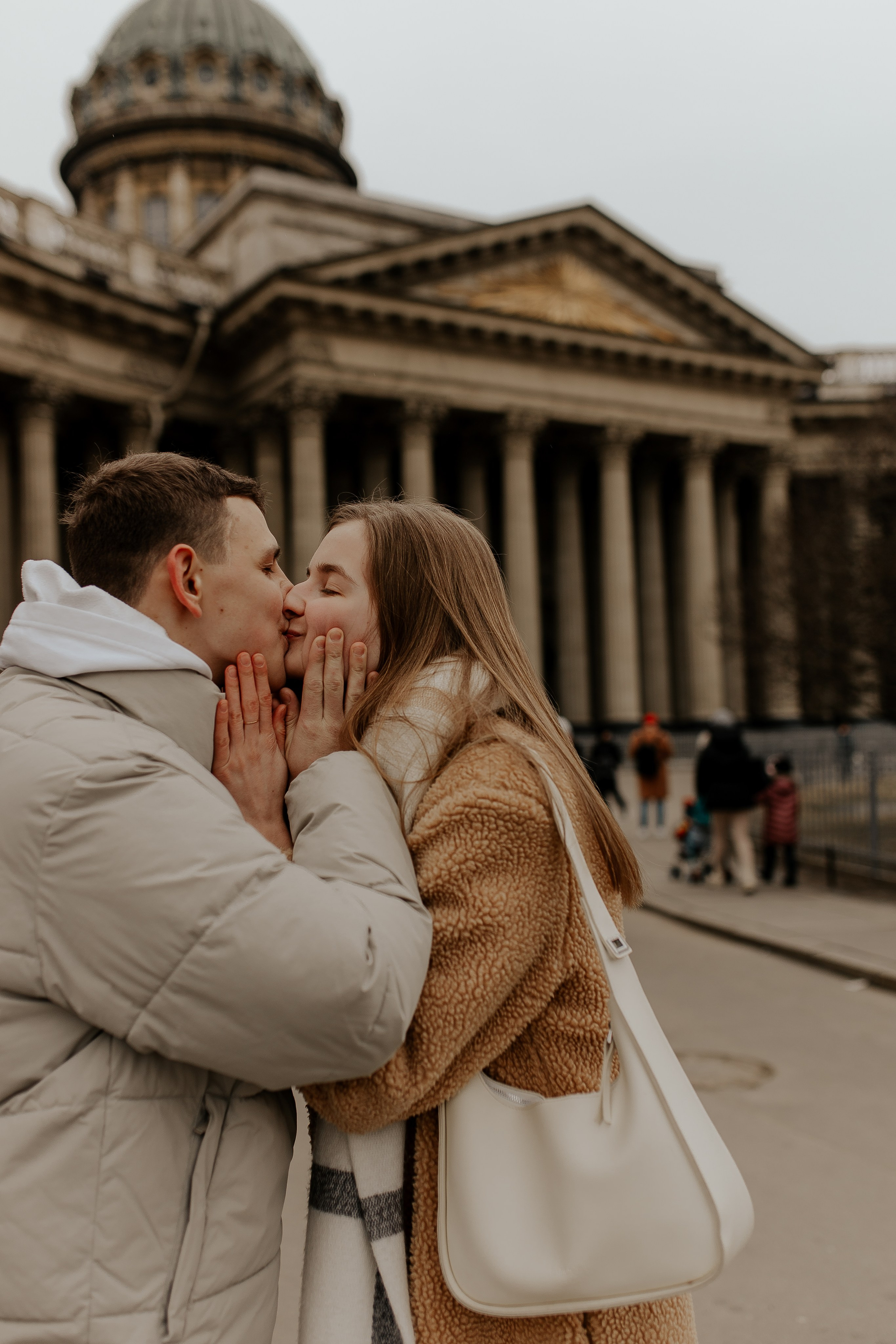 Лавстори у Казанского собора. Фотограф в Санкт-Петербурге Лиза Семченкова