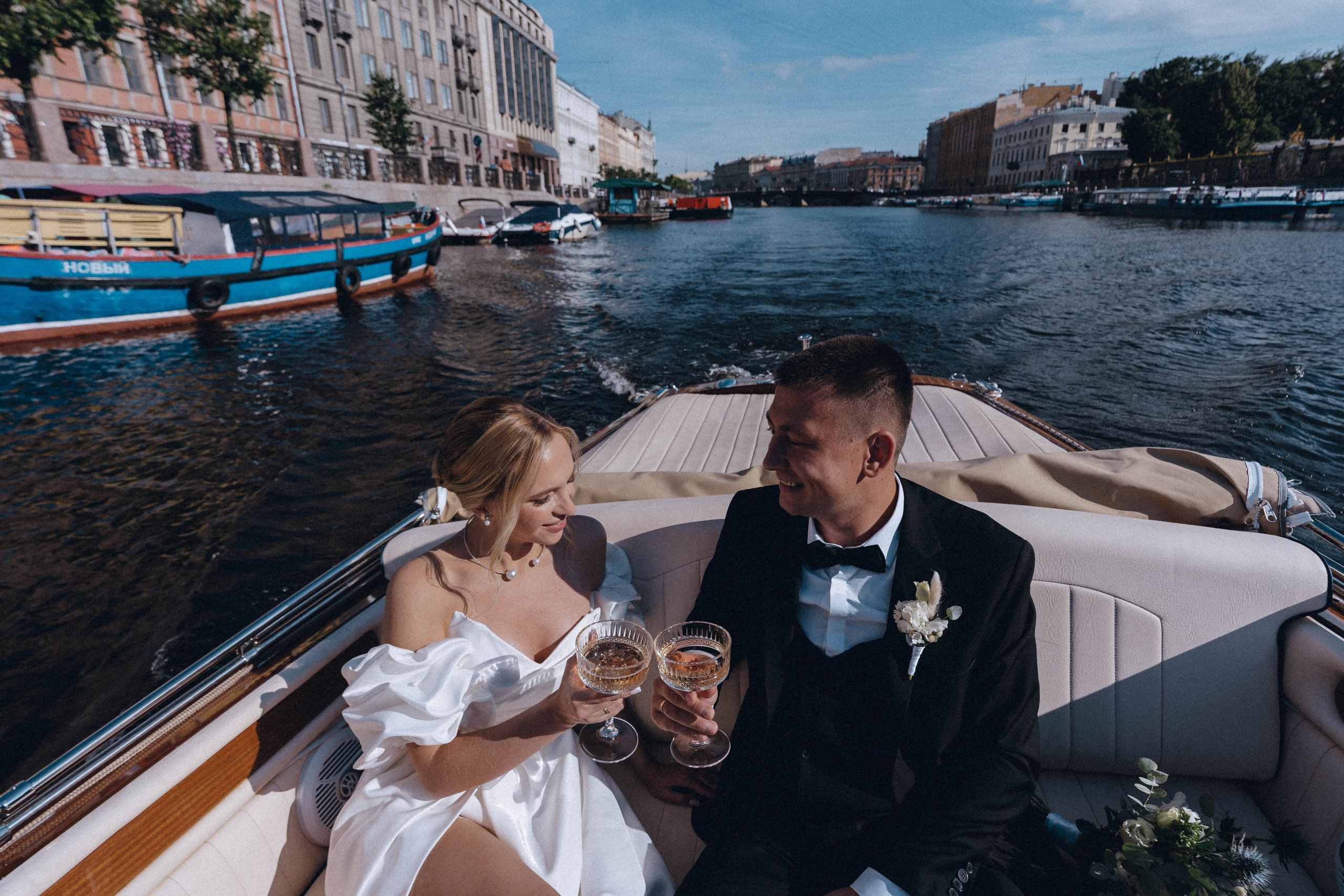 СВАДЕНБНАЯ СЬЕМКА НА КАТЕРЕ ПО КАНАЛАМ САНКТ-ПЕТЕРБУРГА И В АКВАТОРИИ НЕВЫ. Профессиональный фотограф, Санкт-Петербург — Виктория Богомолова