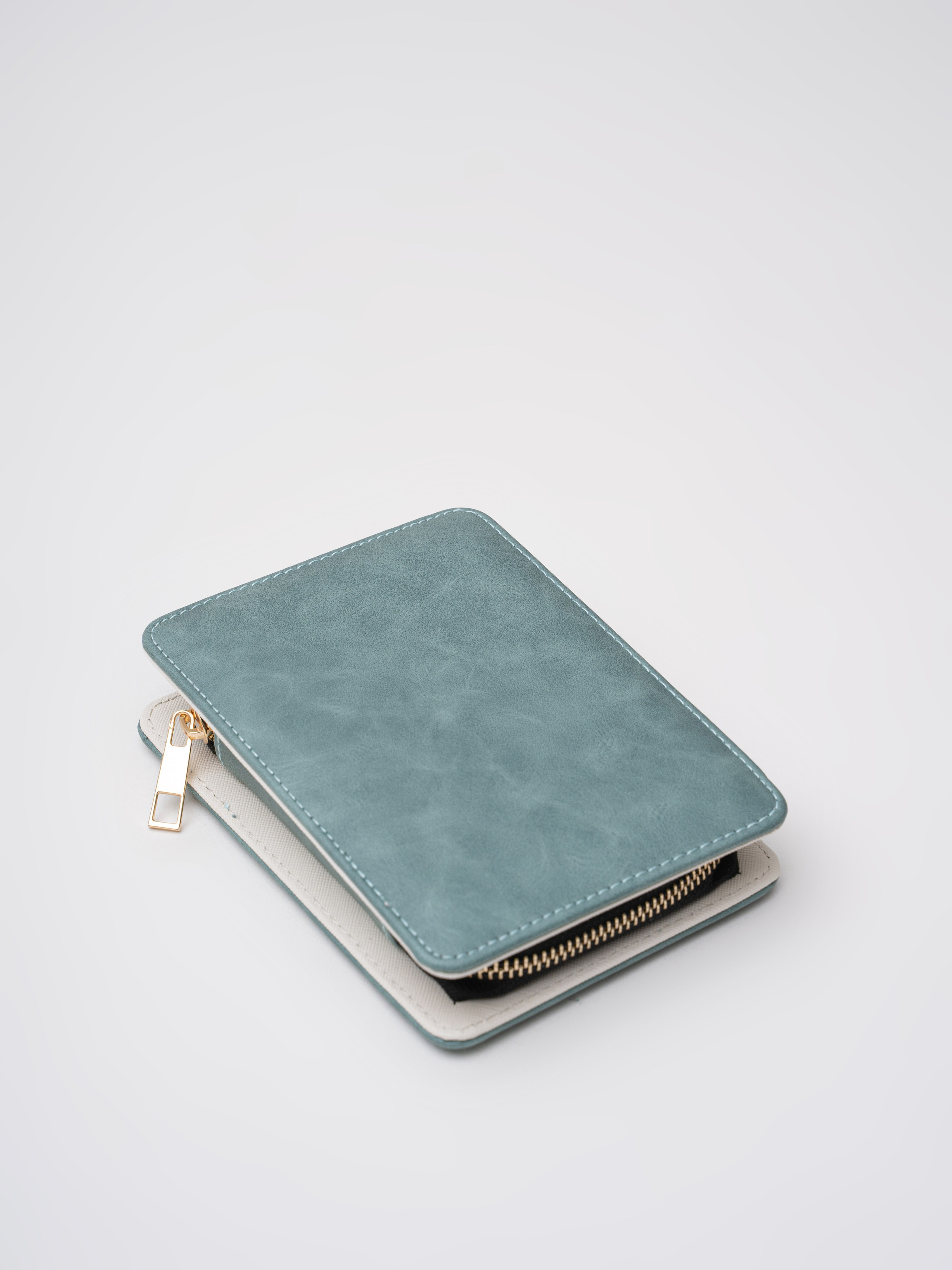 На белом фоне для каталогов. Фотограф и видеограф в Тольятти, Самаре Дёмина Мария