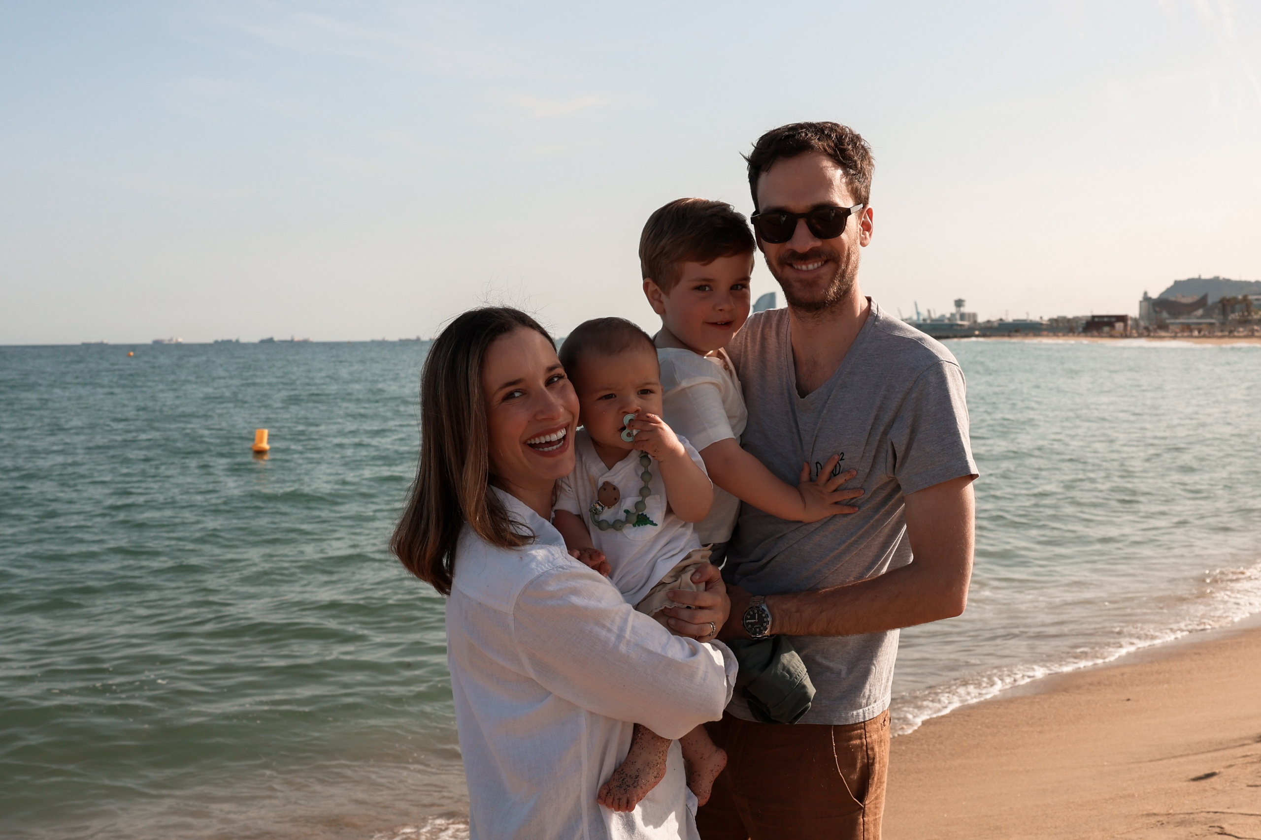 Family pizza at the sea. Natalia Zhuravleva|family, newborn, maternity photographer in Barcelona