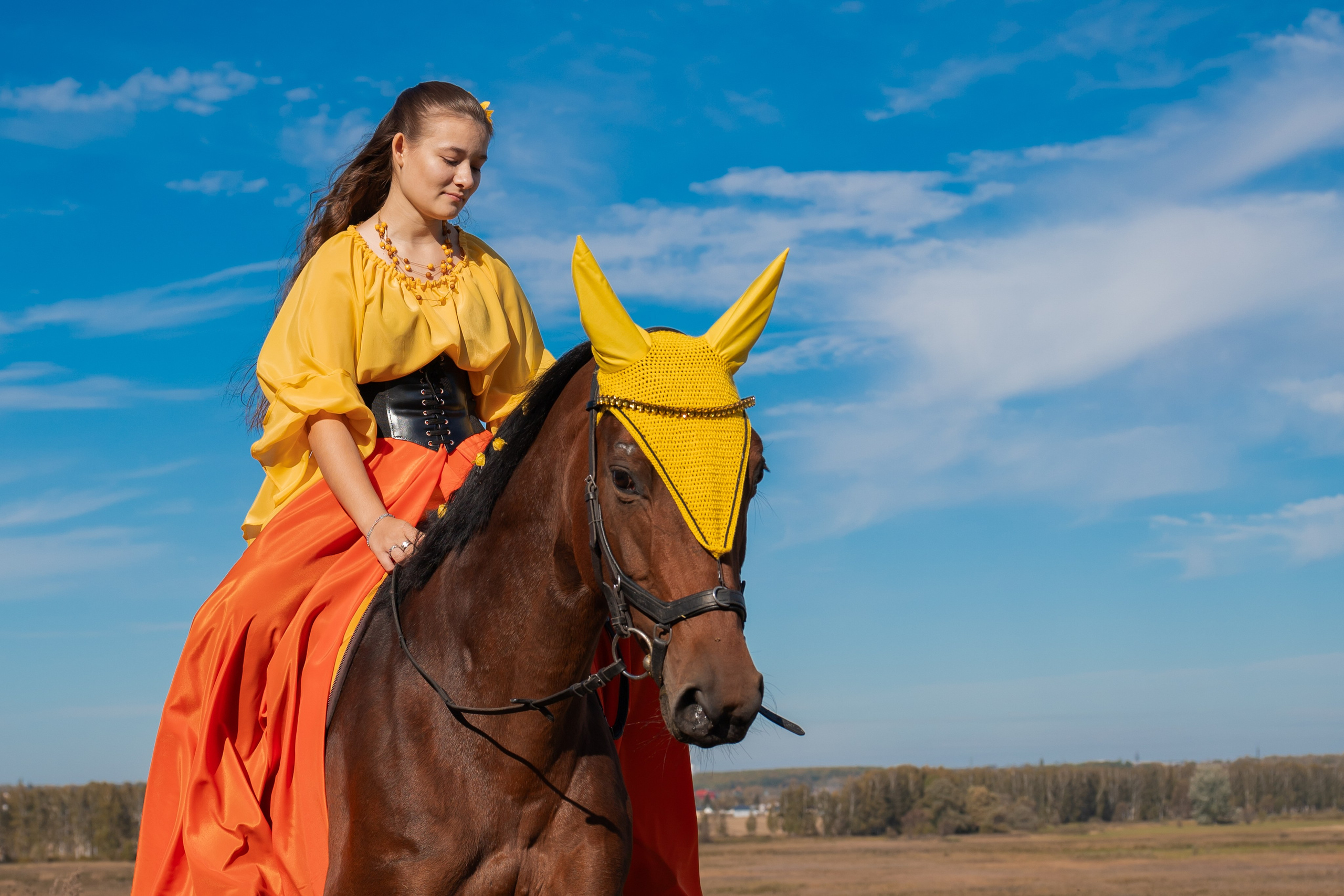 Доступная фотосъёмка на природе в Липецке. Яркий женский портрет с лошадью среди золотых берёз.