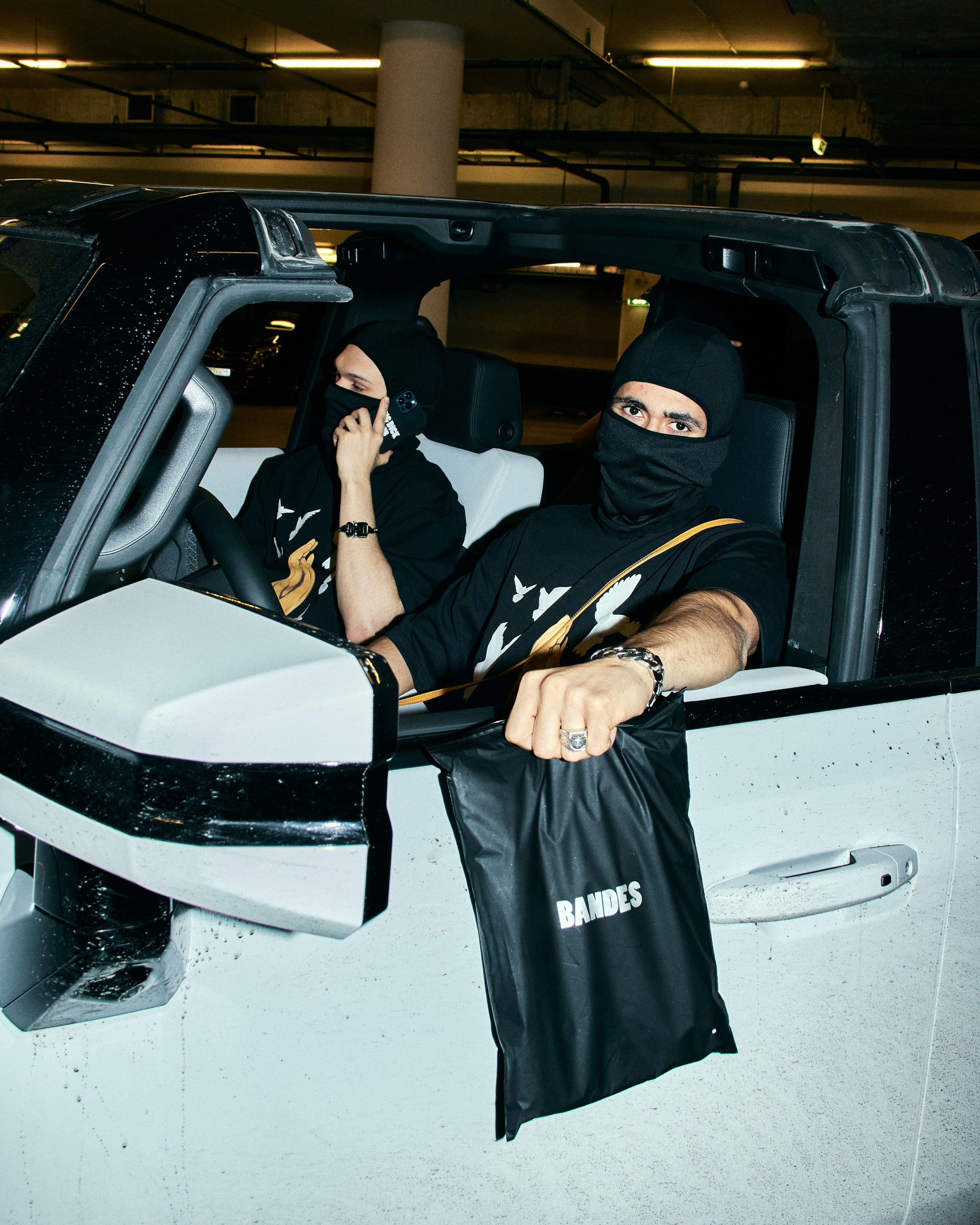 BANDES. Andrew Valmus