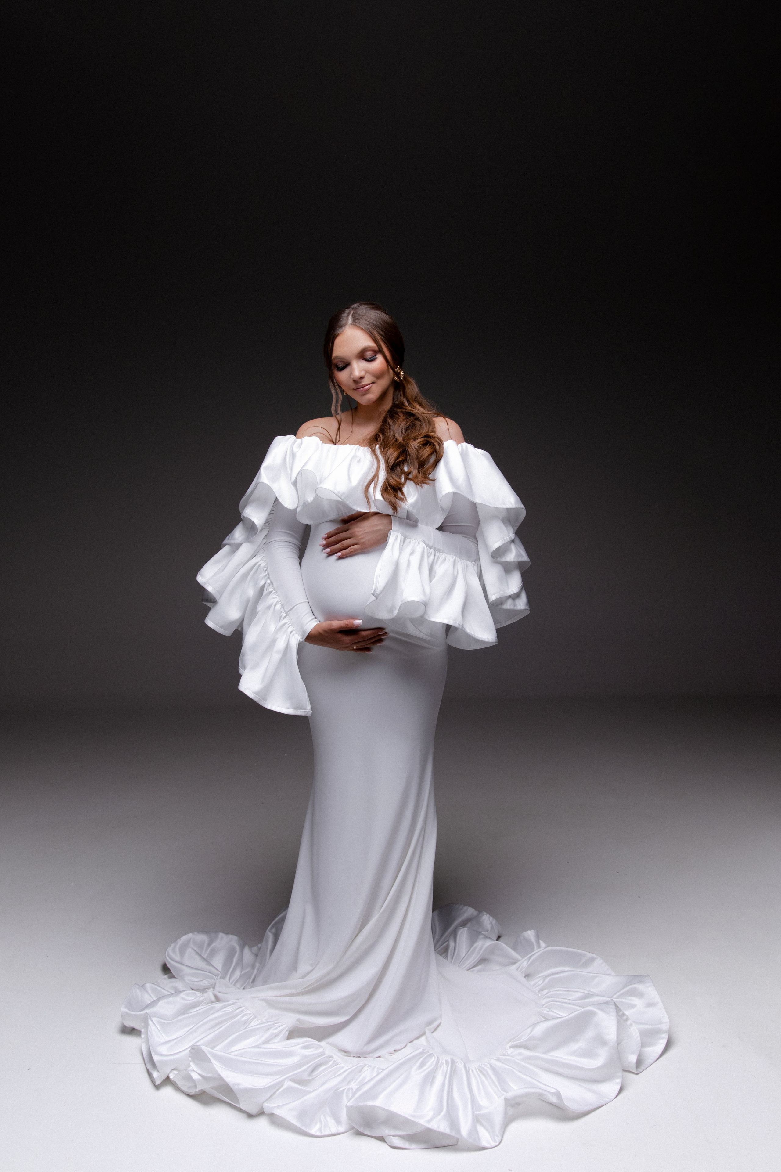 Анастасия и Анзор. Фотосессия беременности с мужем. Циклорама. Фотограф в Москве Ольга Сатони