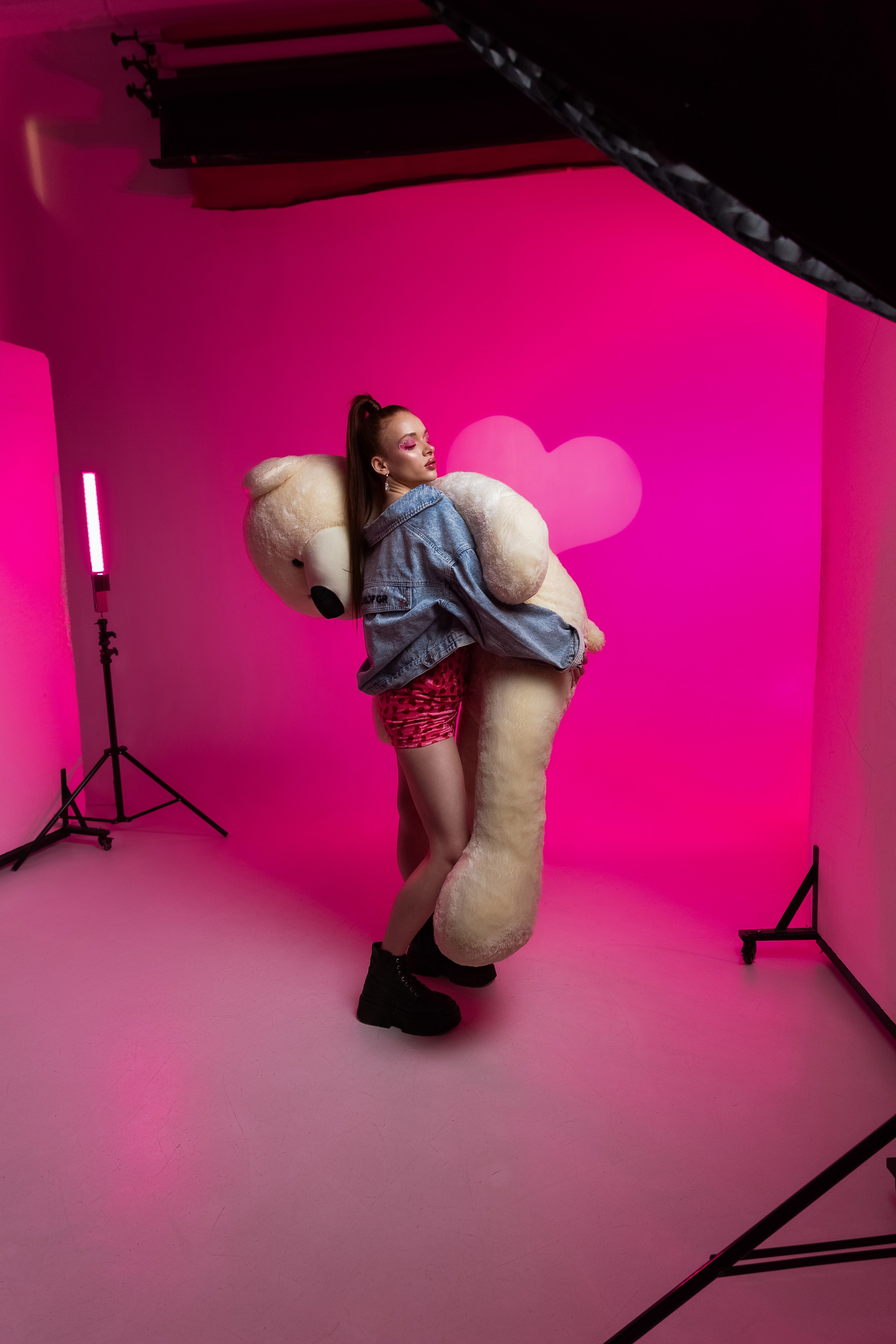 идея фотосессия на 14 февраля, день всех влюблённых, цветной свет, маски габо, 14 февраля, ростовой медведь