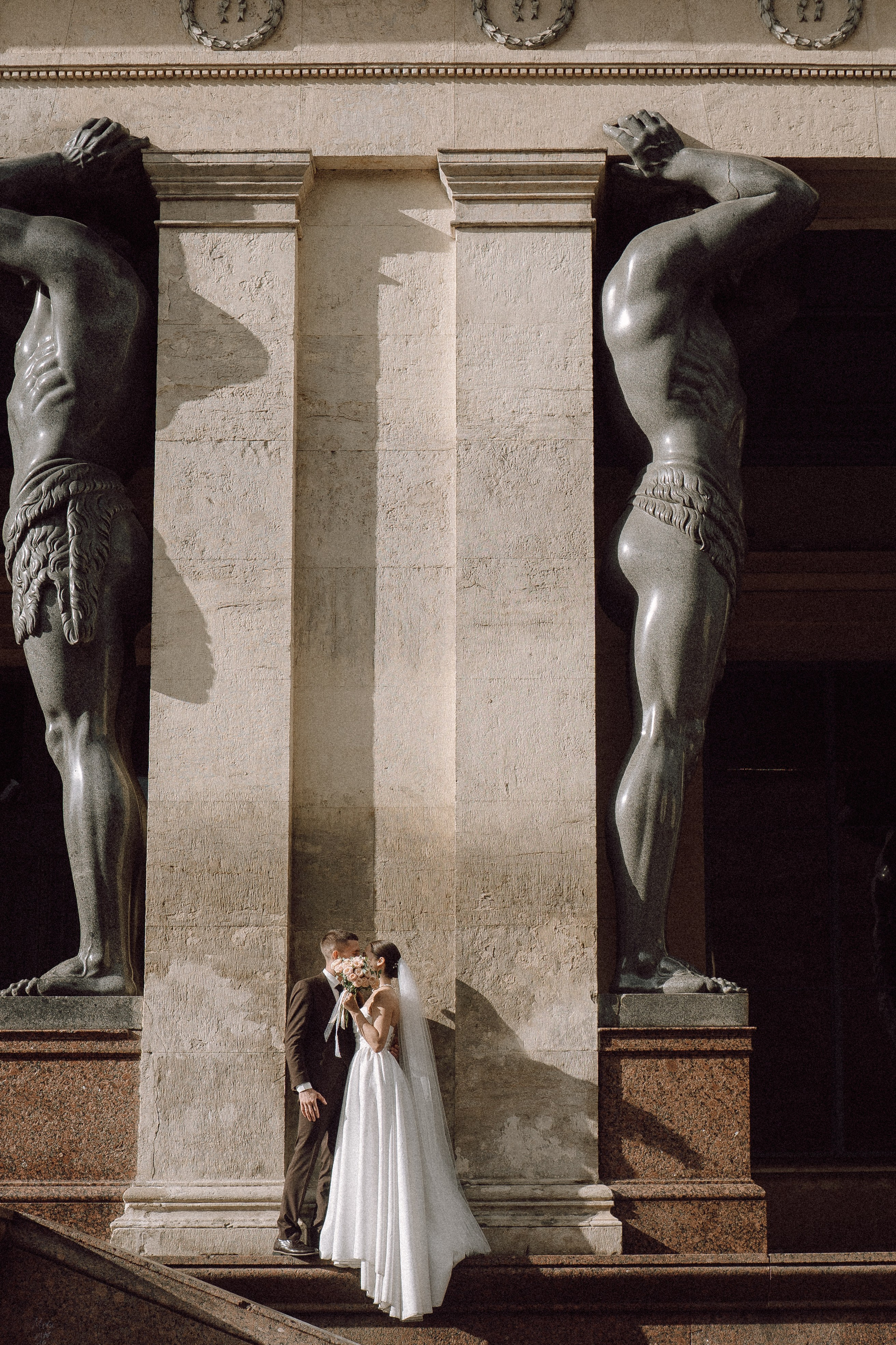 СВАДЕБНАЯ ПРОГУЛКА В САНТК-ПЕТЕРБУРГЕ (ИСАКИЕВСКИЙ СОБОР, ЗИМНЯЯ КАНАВКА, ЭРМИТАЖ И БОЛЬШАЯ МОРСКАЯ УЛИЦА). Профессиональный фотограф, Санкт-Петербург — Виктория Богомолова