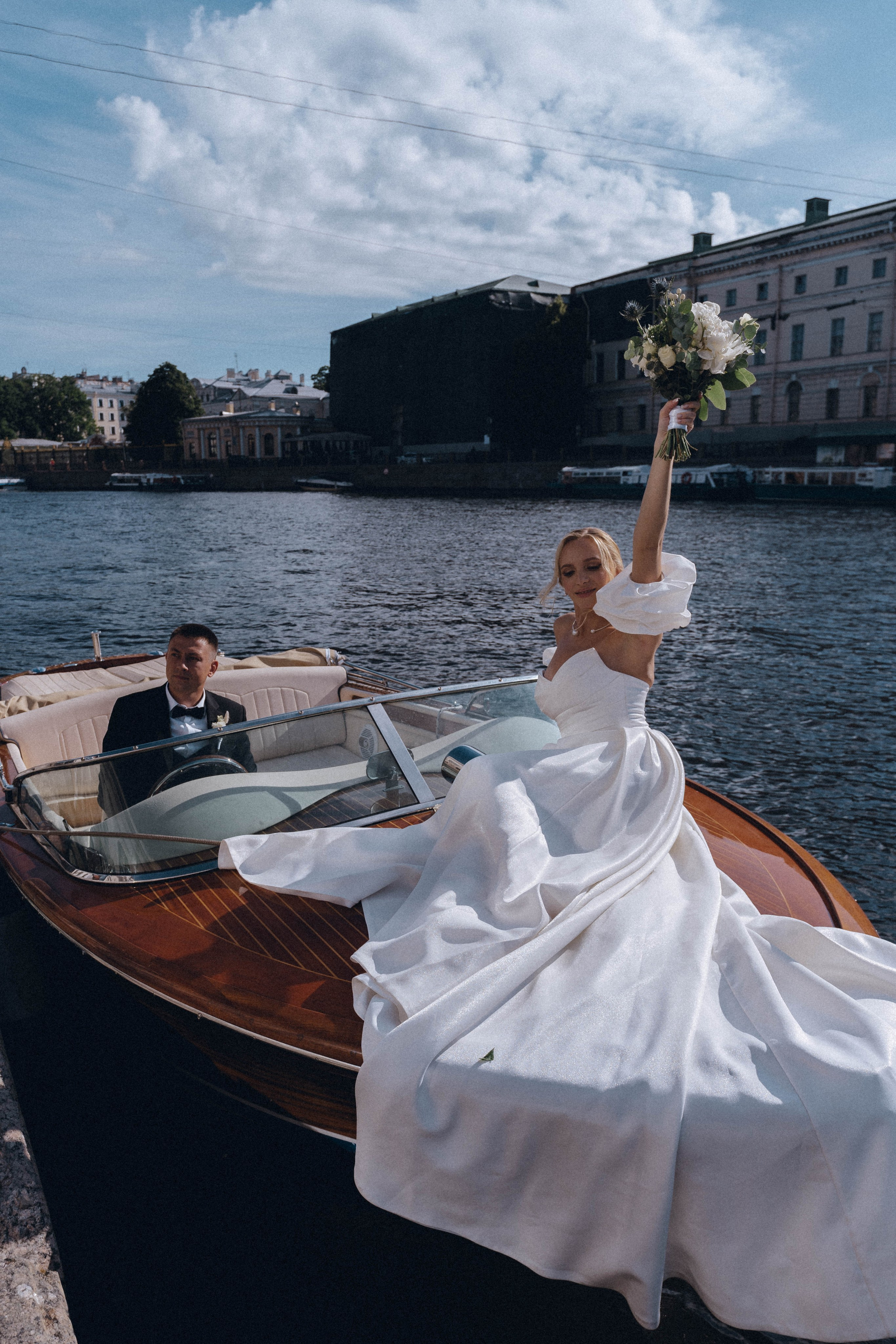 СВАДЕНБНАЯ СЬЕМКА НА КАТЕРЕ ПО КАНАЛАМ САНКТ-ПЕТЕРБУРГА И В АКВАТОРИИ НЕВЫ. Профессиональный фотограф, Санкт-Петербург — Виктория Богомолова