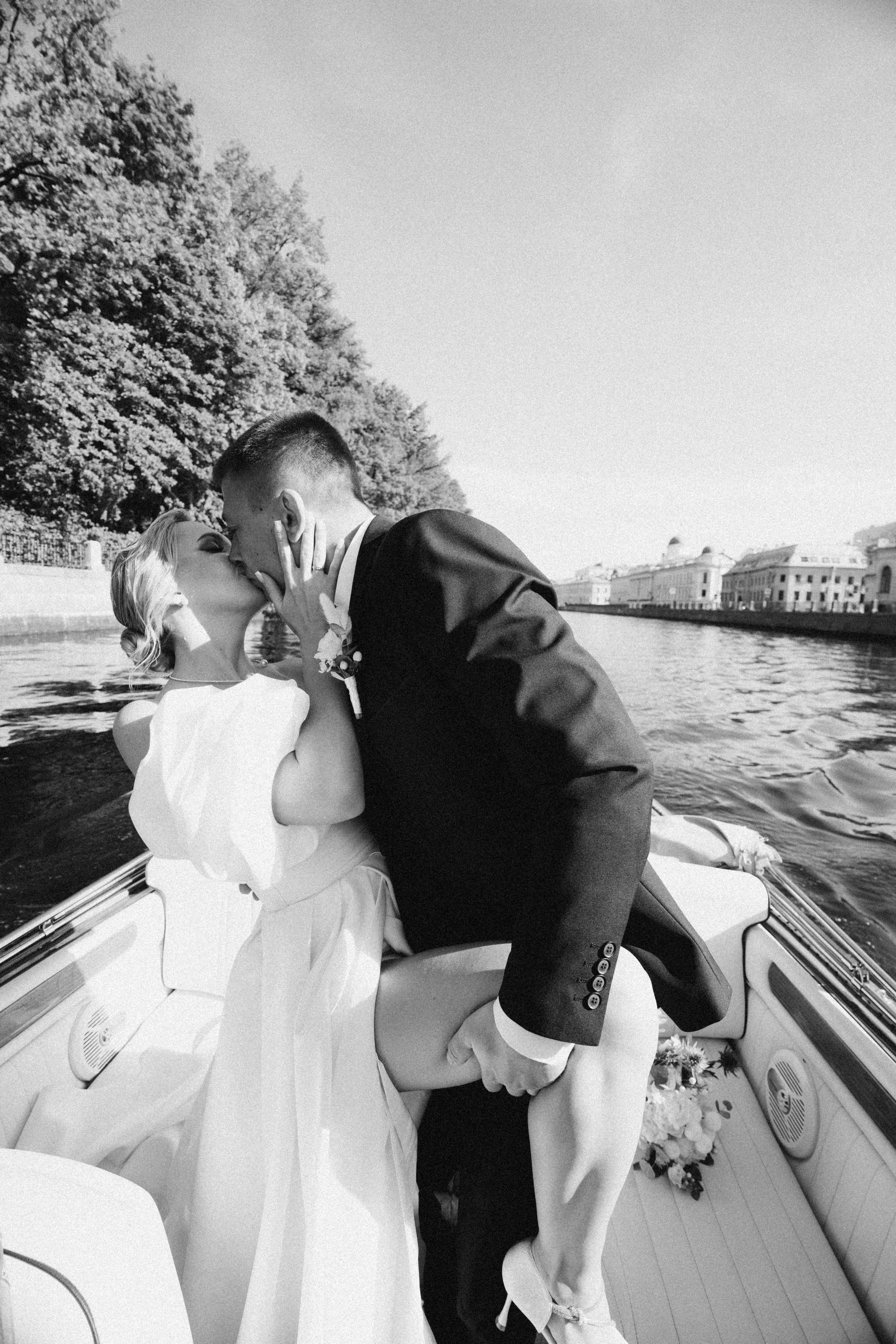 СВАДЕНБНАЯ СЬЕМКА НА КАТЕРЕ ПО КАНАЛАМ САНКТ-ПЕТЕРБУРГА И В АКВАТОРИИ НЕВЫ. Профессиональный фотограф, Санкт-Петербург — Виктория Богомолова