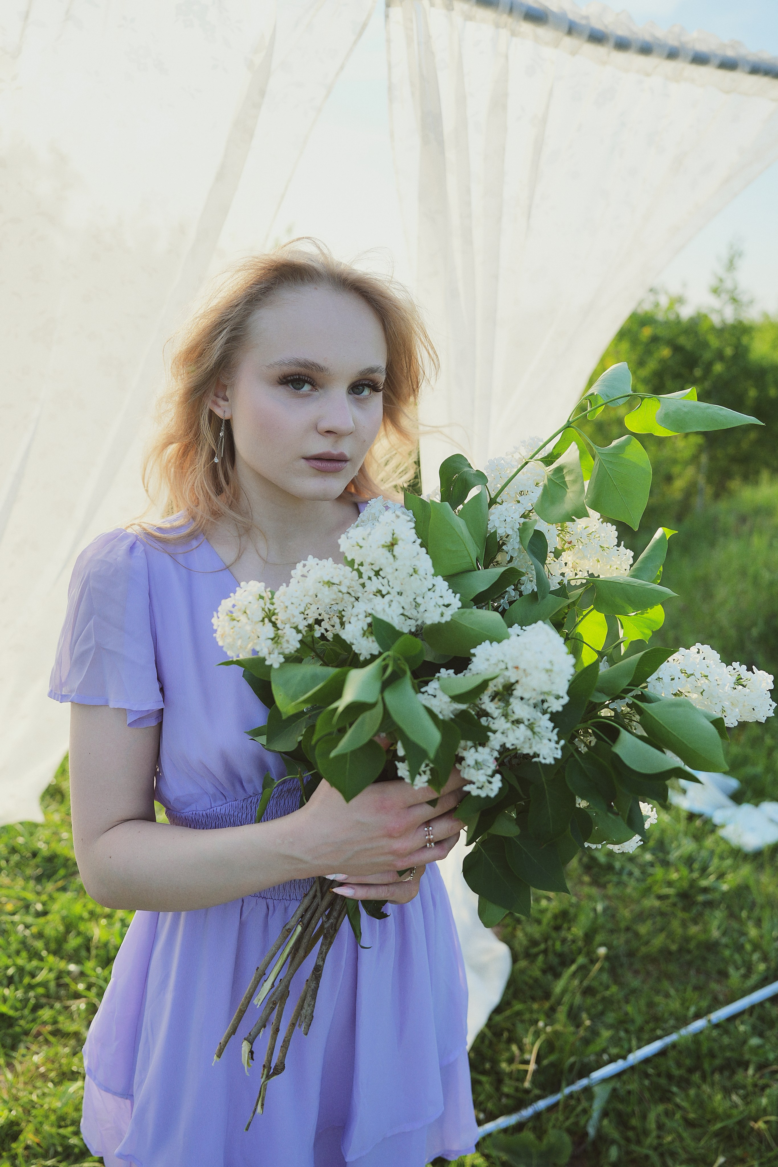 Съемка Кати в контровом свете с белой сиренью. Фотограф Светлана Боровикова в Домодедове