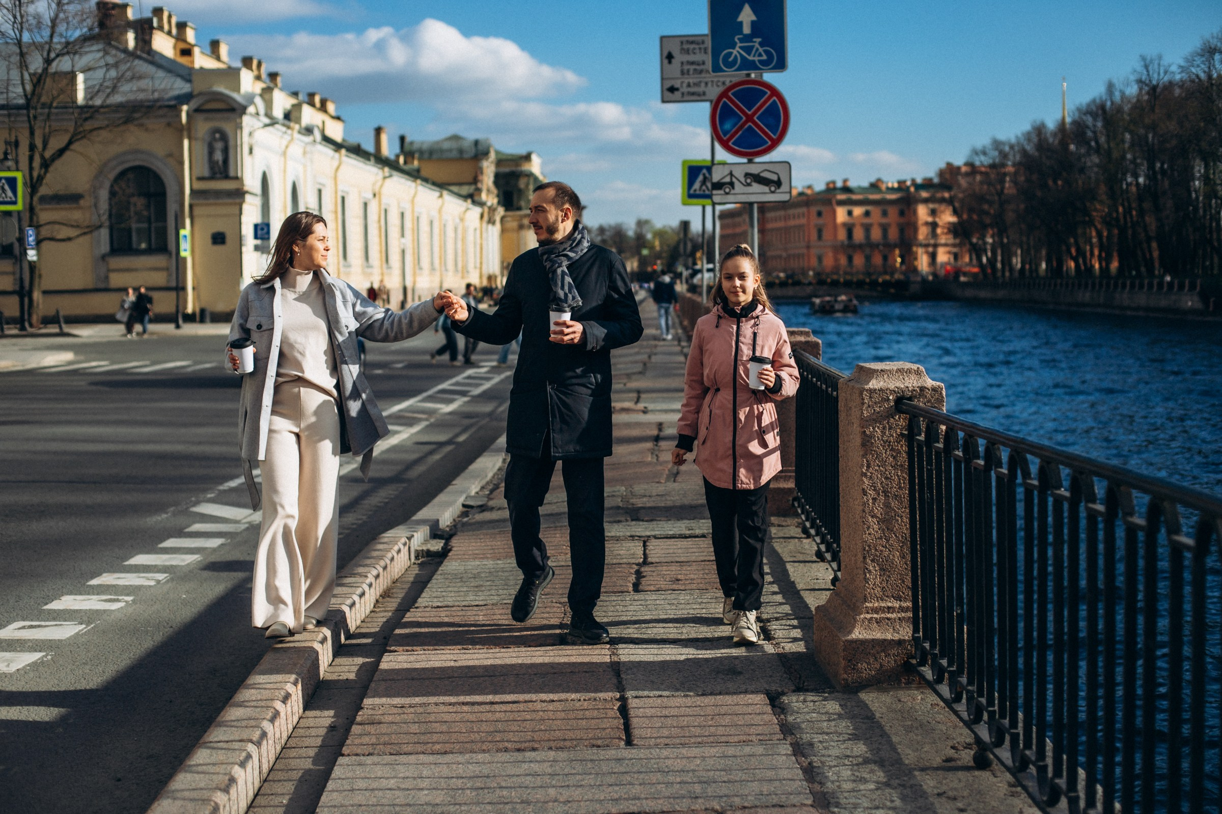 Аделина с семьей в мае. Фотопрогулка в Петербурге. Индивидуальный и семейный фотограф в Санкт-Петербурге