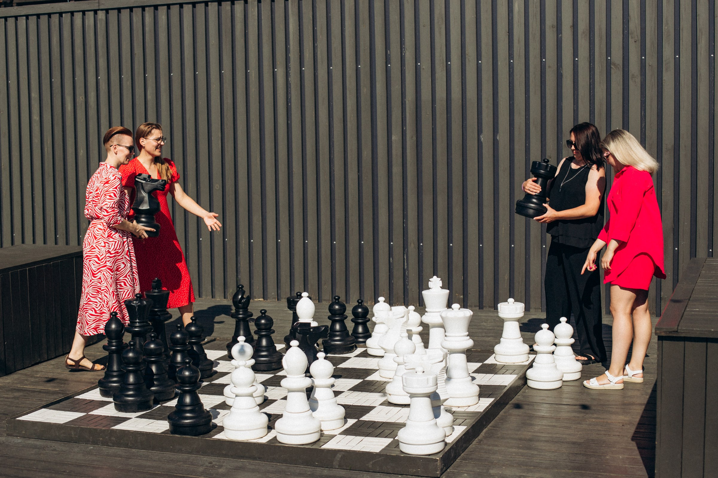 Катерина с подругами в июне. Фотопрогулка в Петербурге. Индивидуальный и семейный фотограф в Санкт-Петербурге