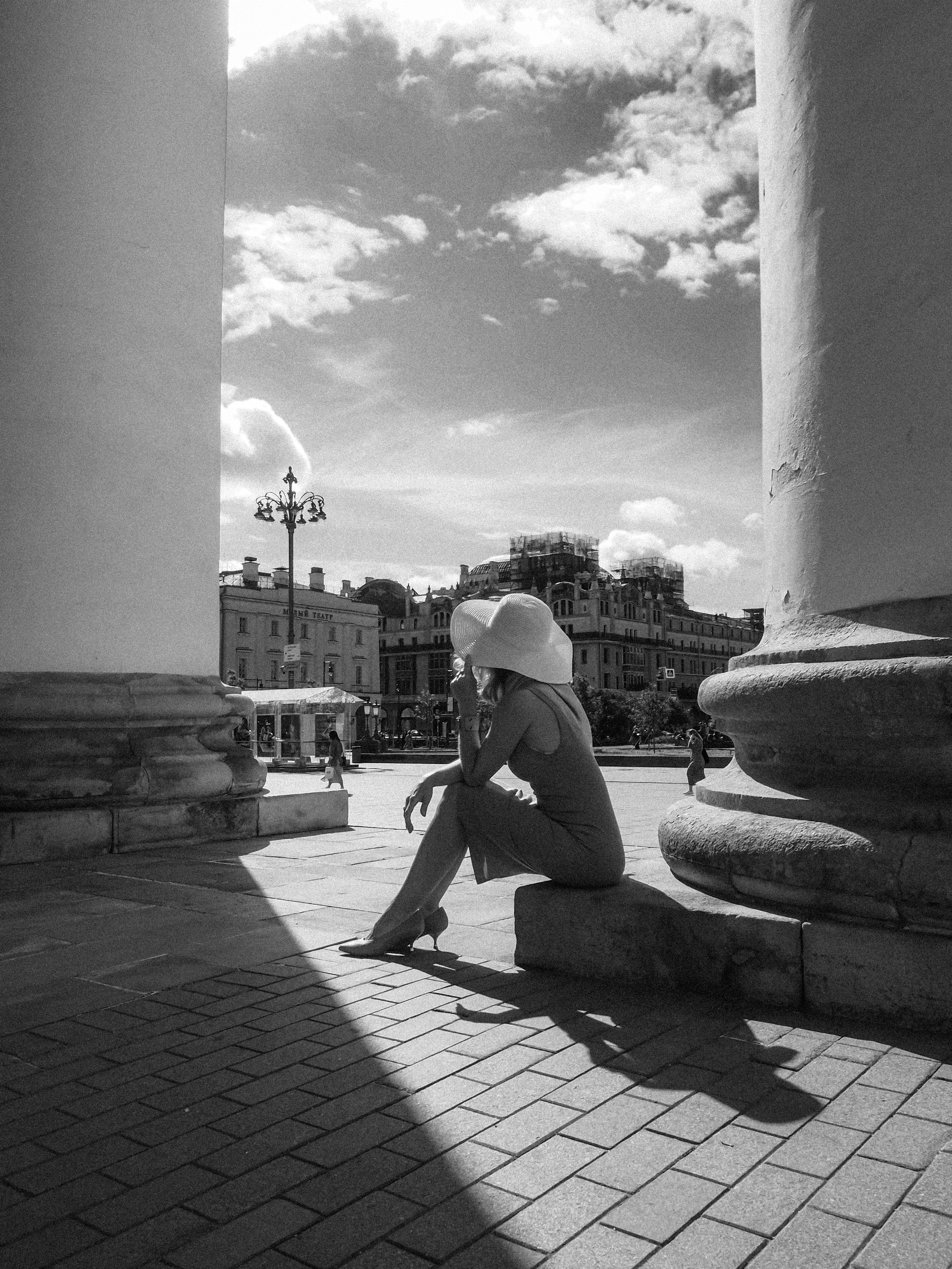 Черно-белый портрет на фотопрогулке в Москве