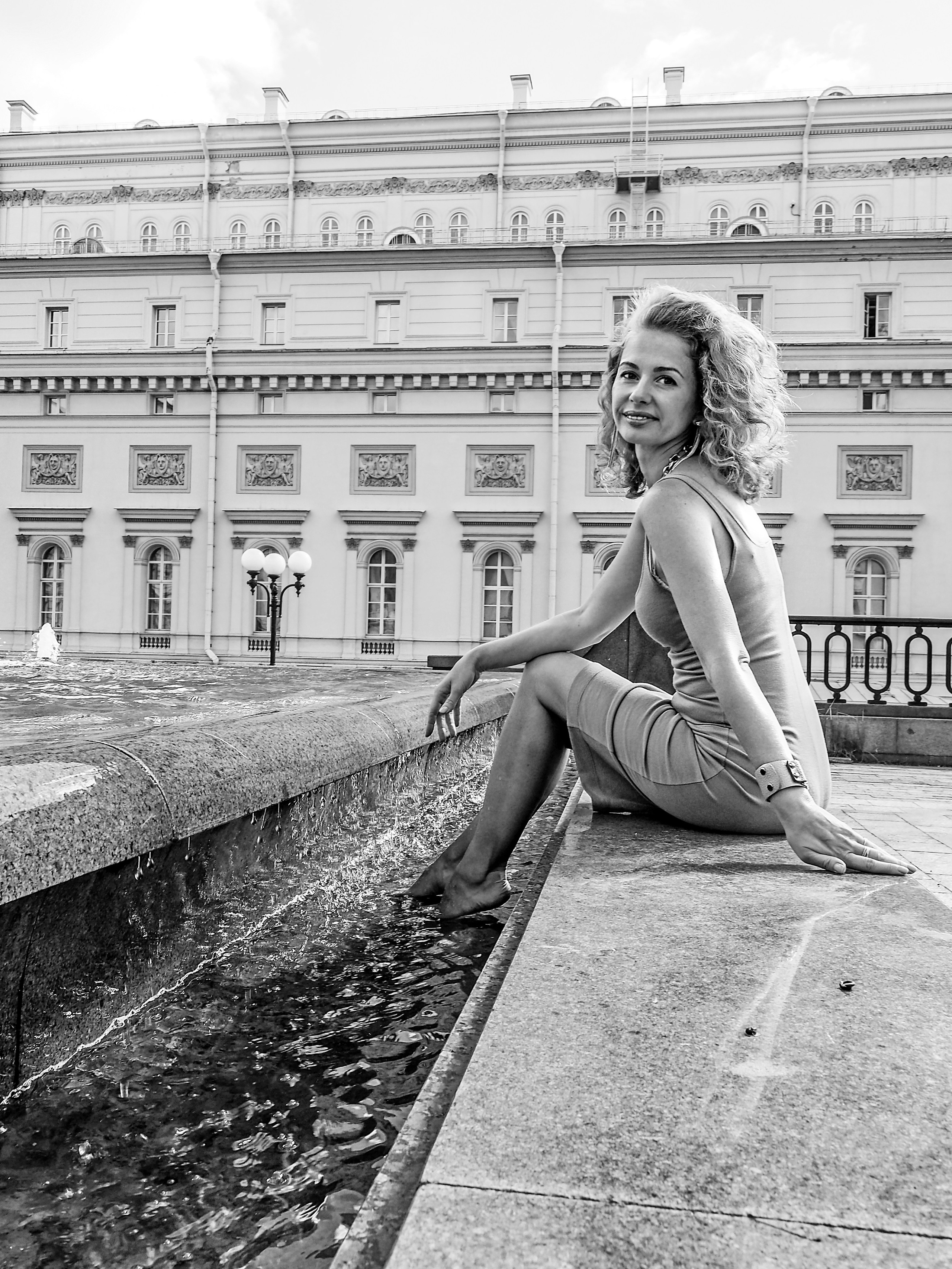 Черно-белая женская фотосессия на улице у Большого театра