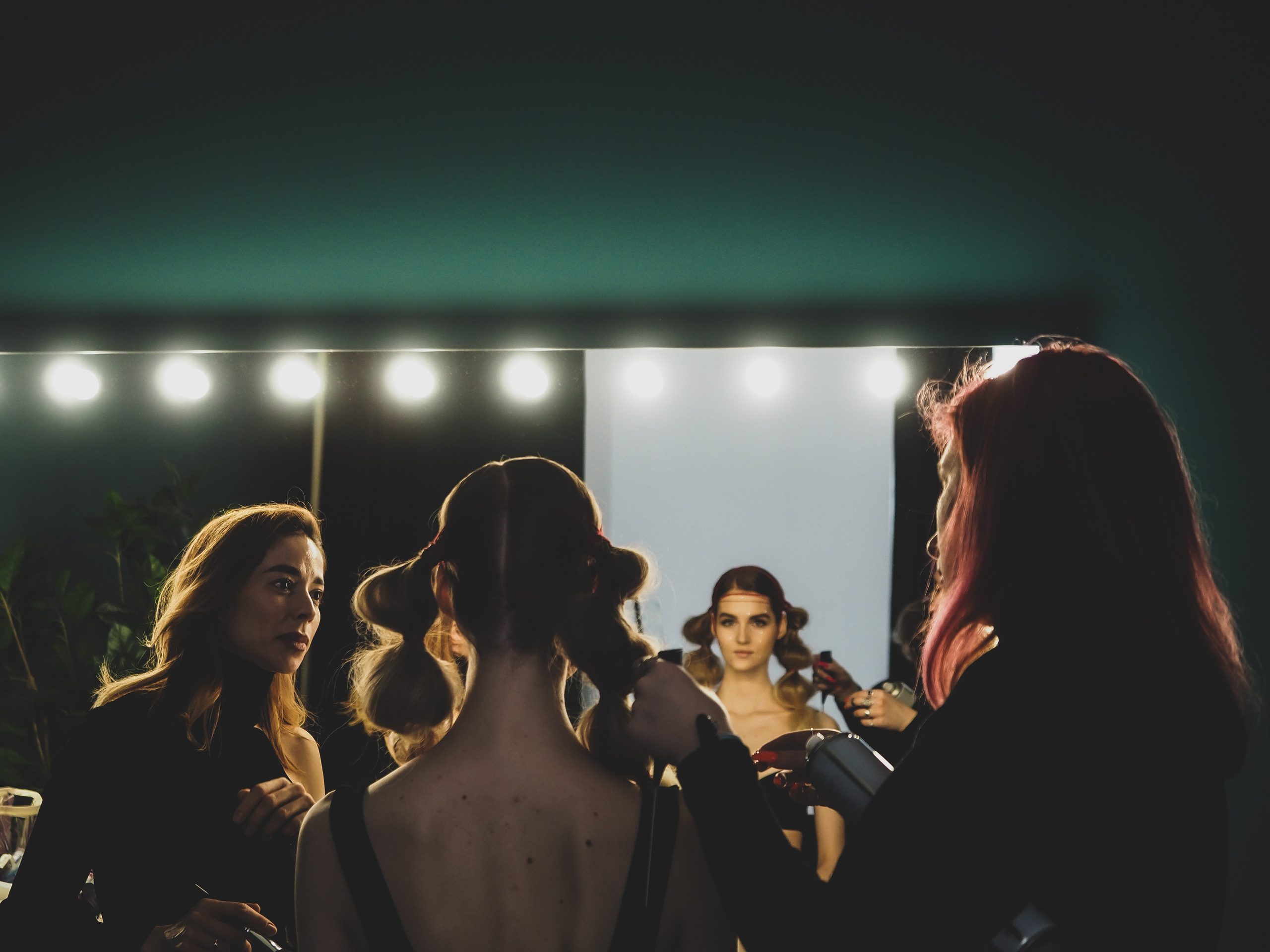 Студийная фотосессия в Москве — fashion портрет модели. Подготовка модели в гримерной