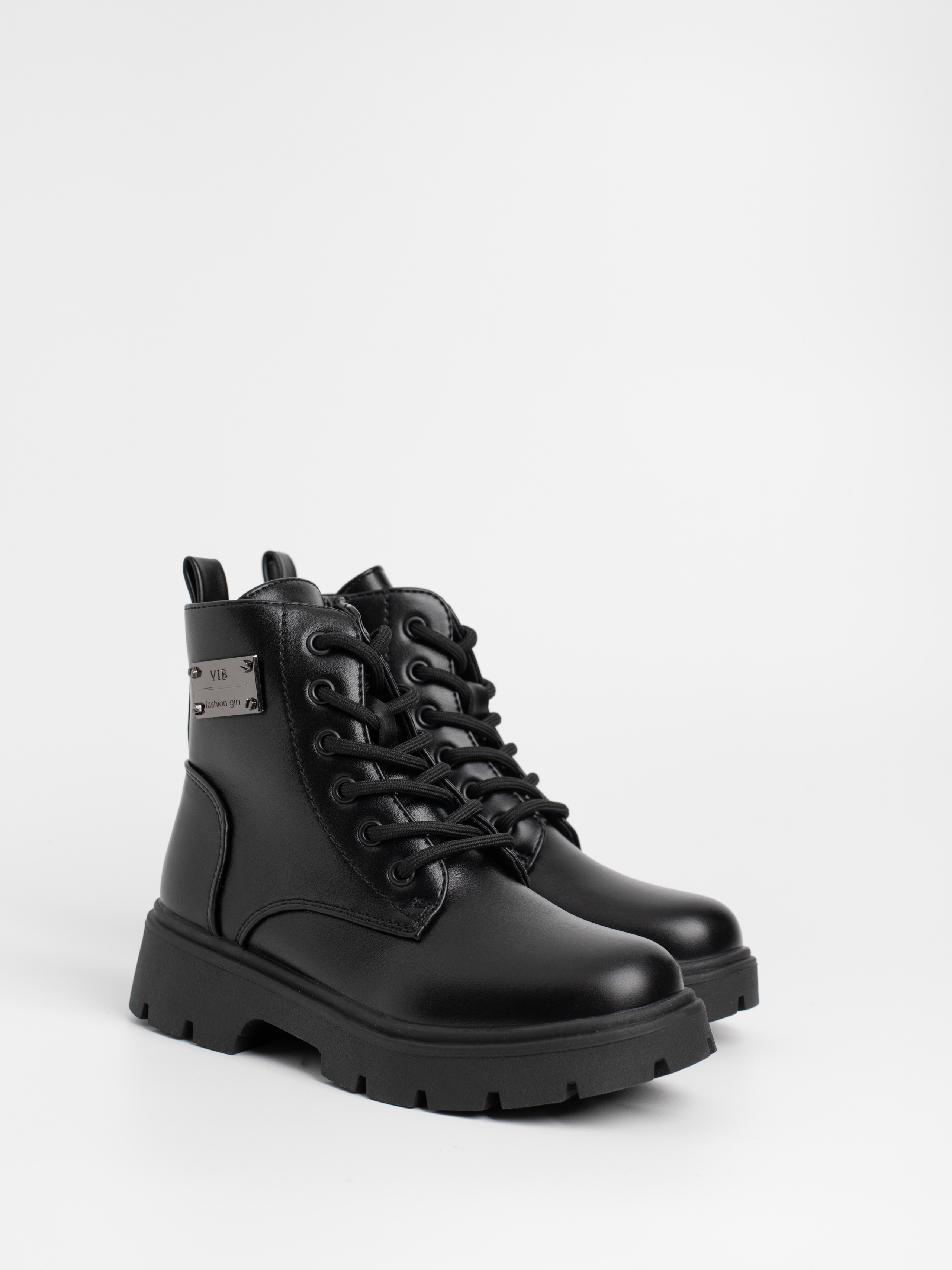 Ботинки для девочки. Фотостудия предметной и модельной съёмки для маркетплейсов