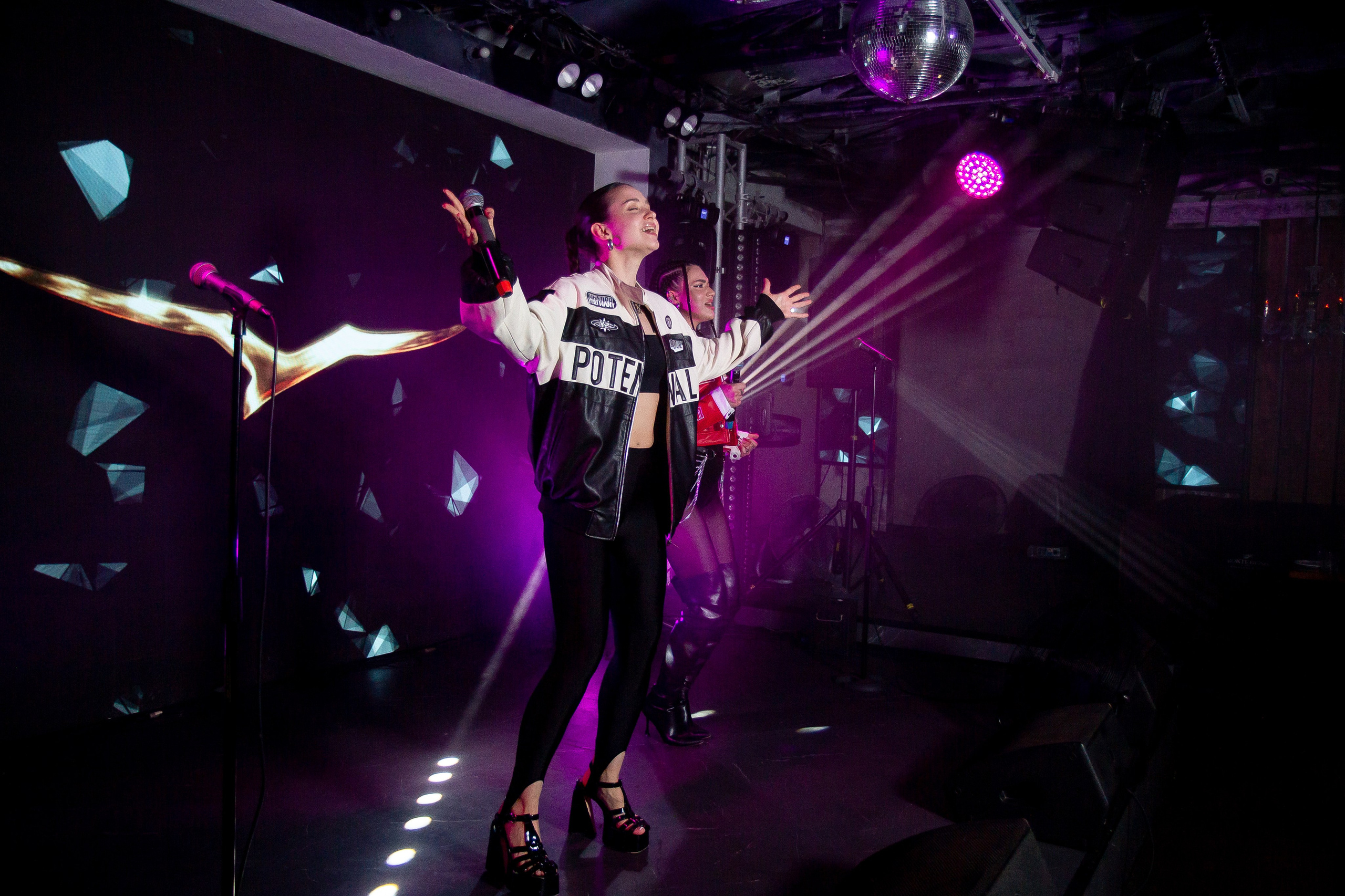 Концерт VA.NO | QUEST PISTOLS SHOW. Репортажный фотограф в Ялте Алексей Семёнов