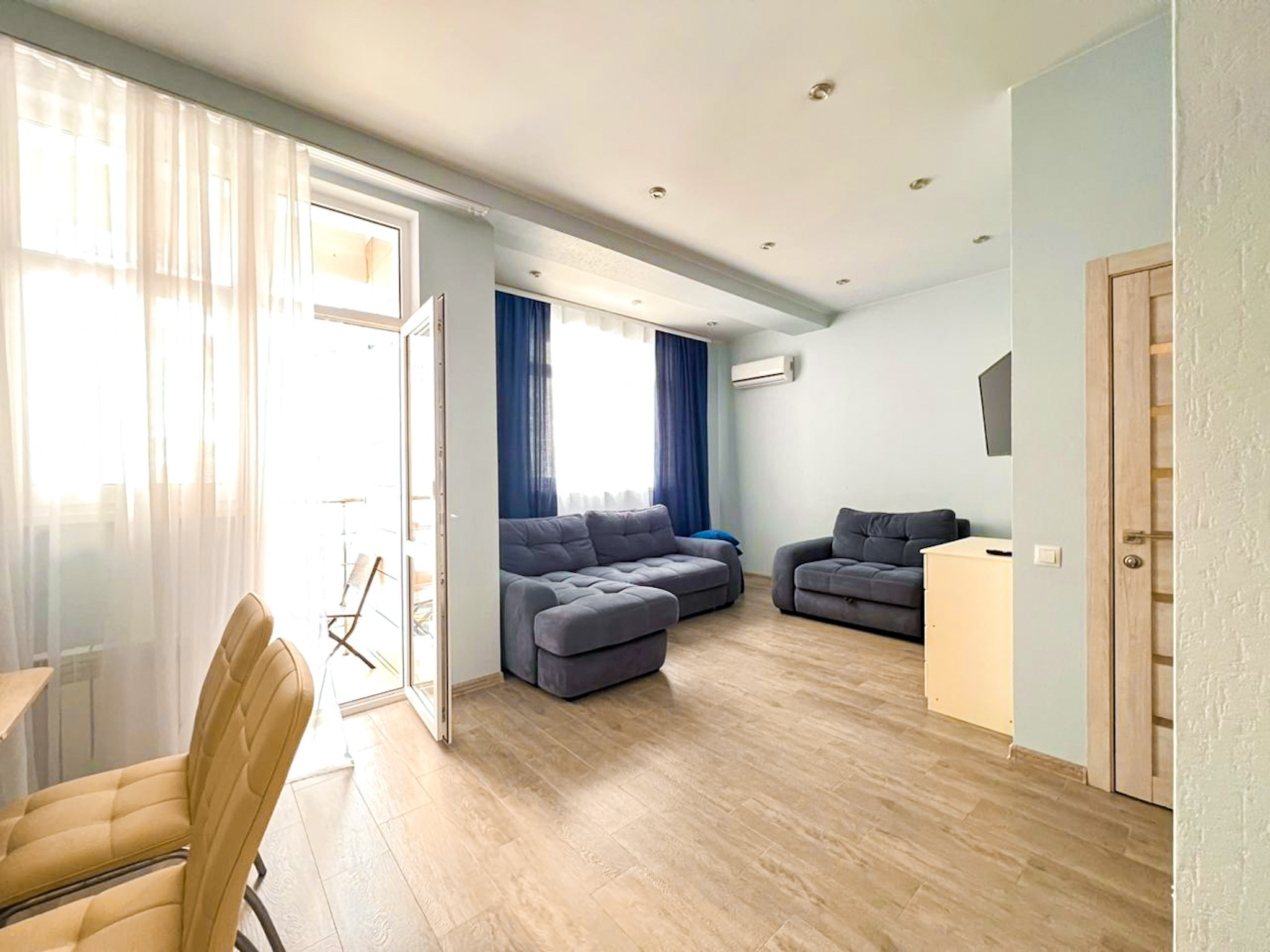 Просторная, уютная квартира с балконом в ж/к Посейдон, в 100 м от моря. Квартиры посуточно, длительно в Сочи, LARA APART GROUP