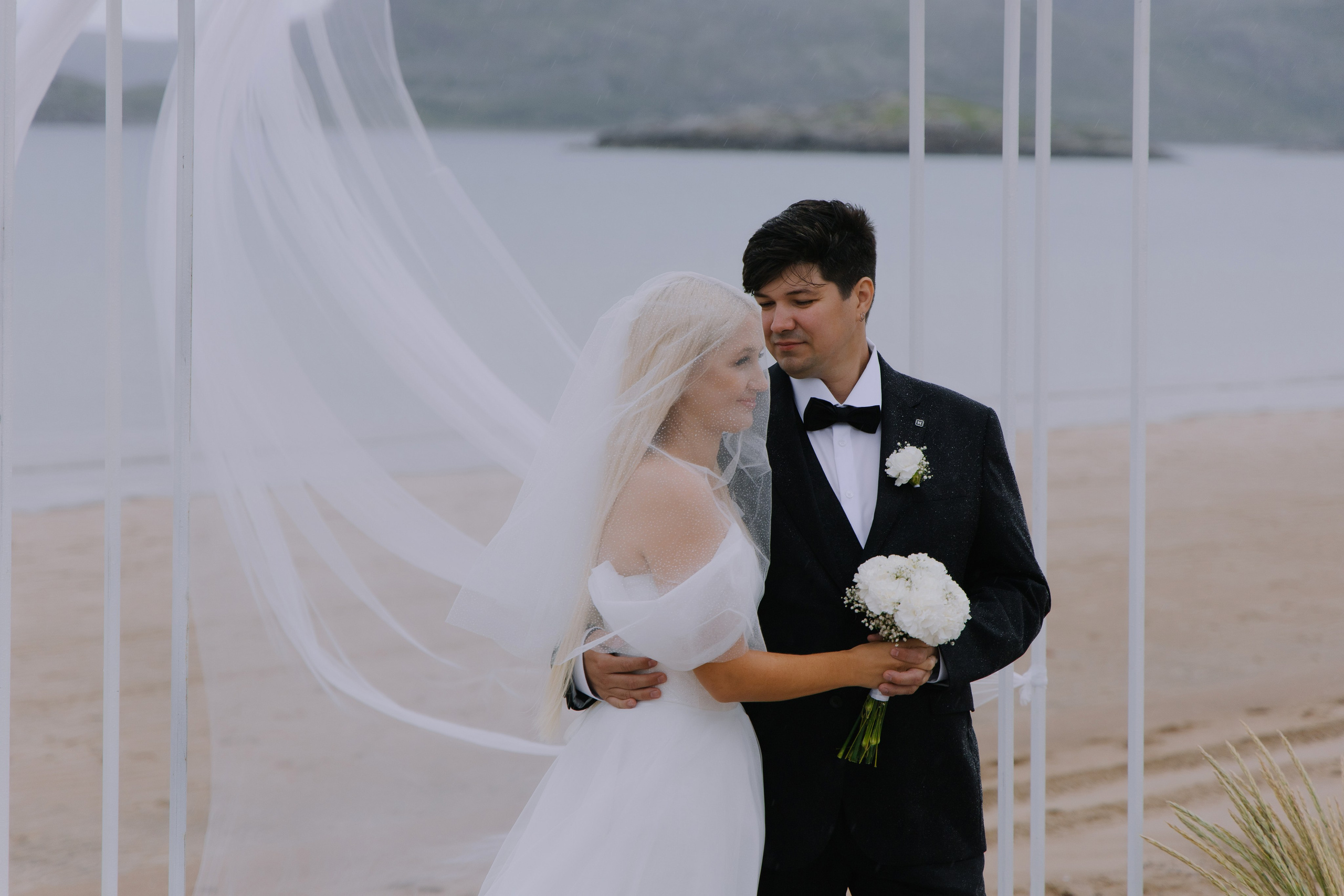 Красивая выездная церемония на фоне северных красот