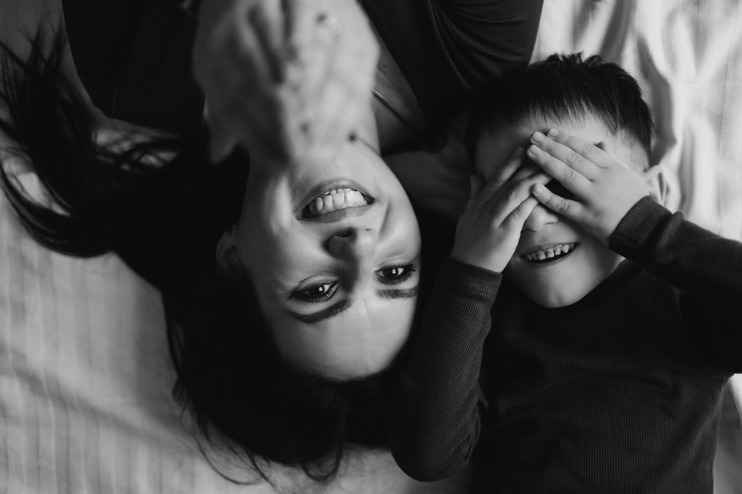 Ложись в снег и закрой лапой нос. Семейный фотограф Донецк