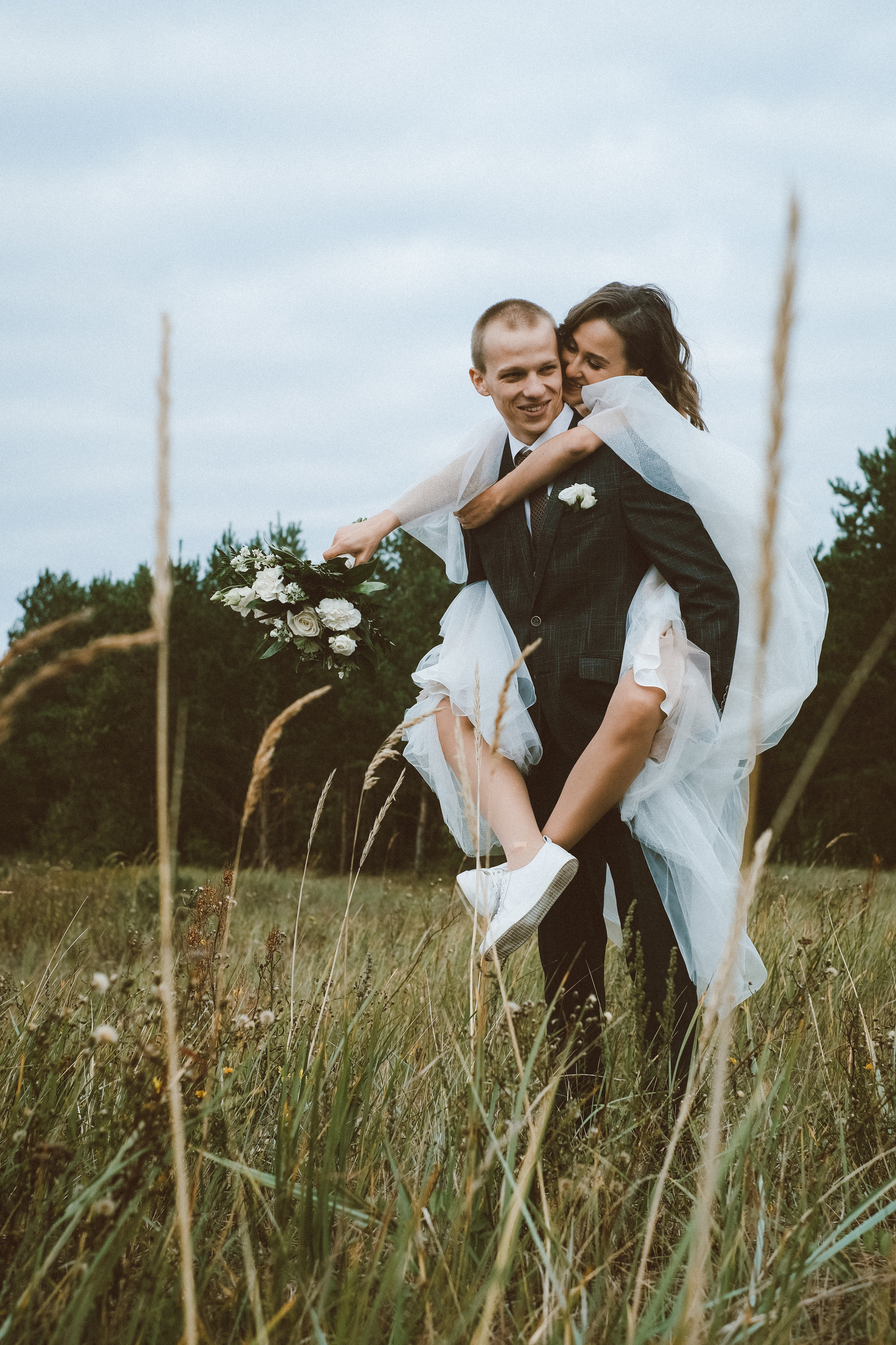Свадебная фотосессия в Архангельске и Северодвинске. Идеи для фотосессии влюбленных летом. Молодожены Архангельска. Молодая пара жених и невеста. Свадебные фотосессии. Идеи. Wedding photosession. Ягры Северодвинск. Фотограф Денис Ожигин