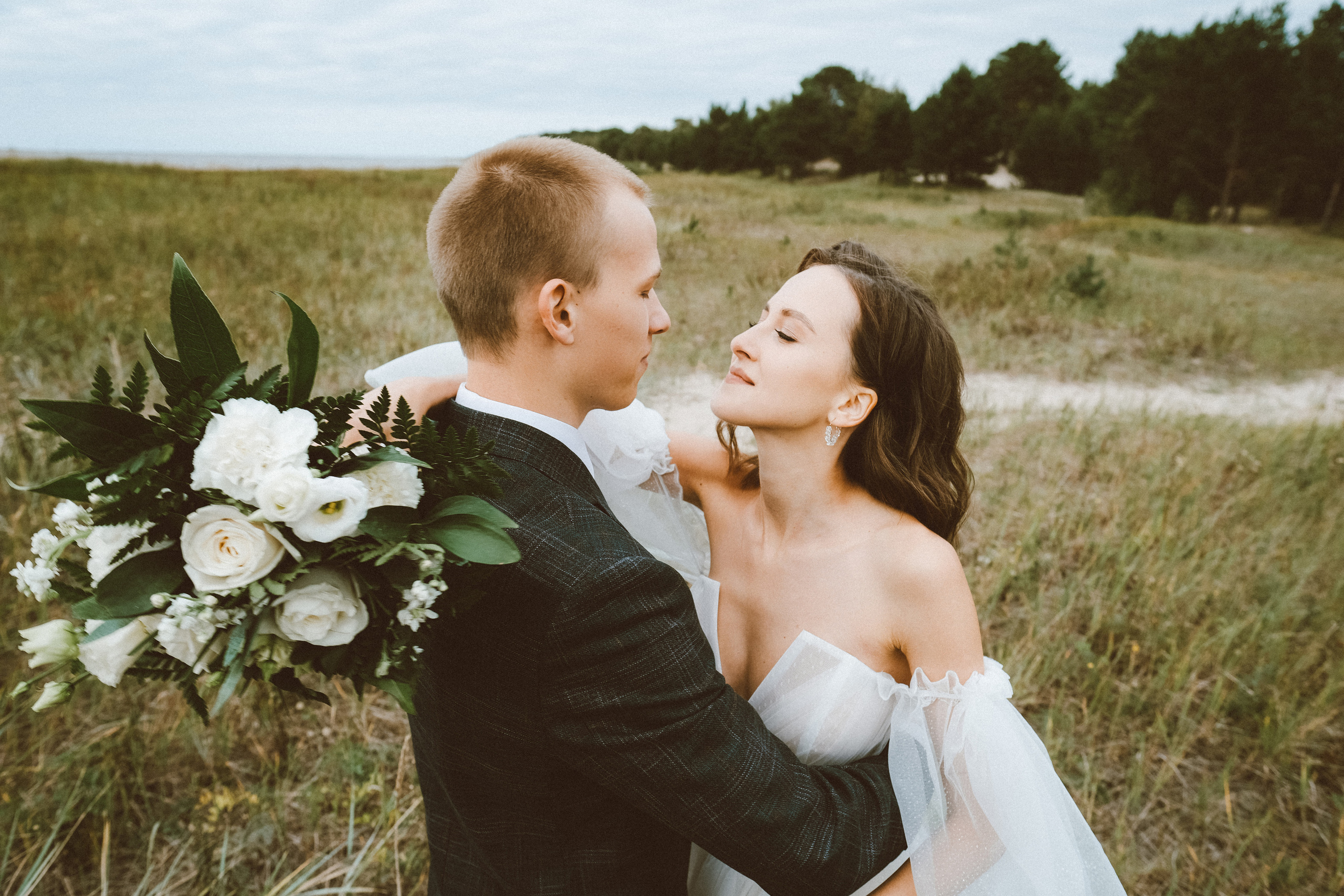 Свадебная фотосессия в Архангельске и Северодвинске. Идеи для фотосессии влюбленных летом. Молодожены Архангельска. Молодая пара жених и невеста. Свадебные фотосессии. Идеи. Wedding photosession. Ягры Северодвинск. Фотограф Денис Ожигин