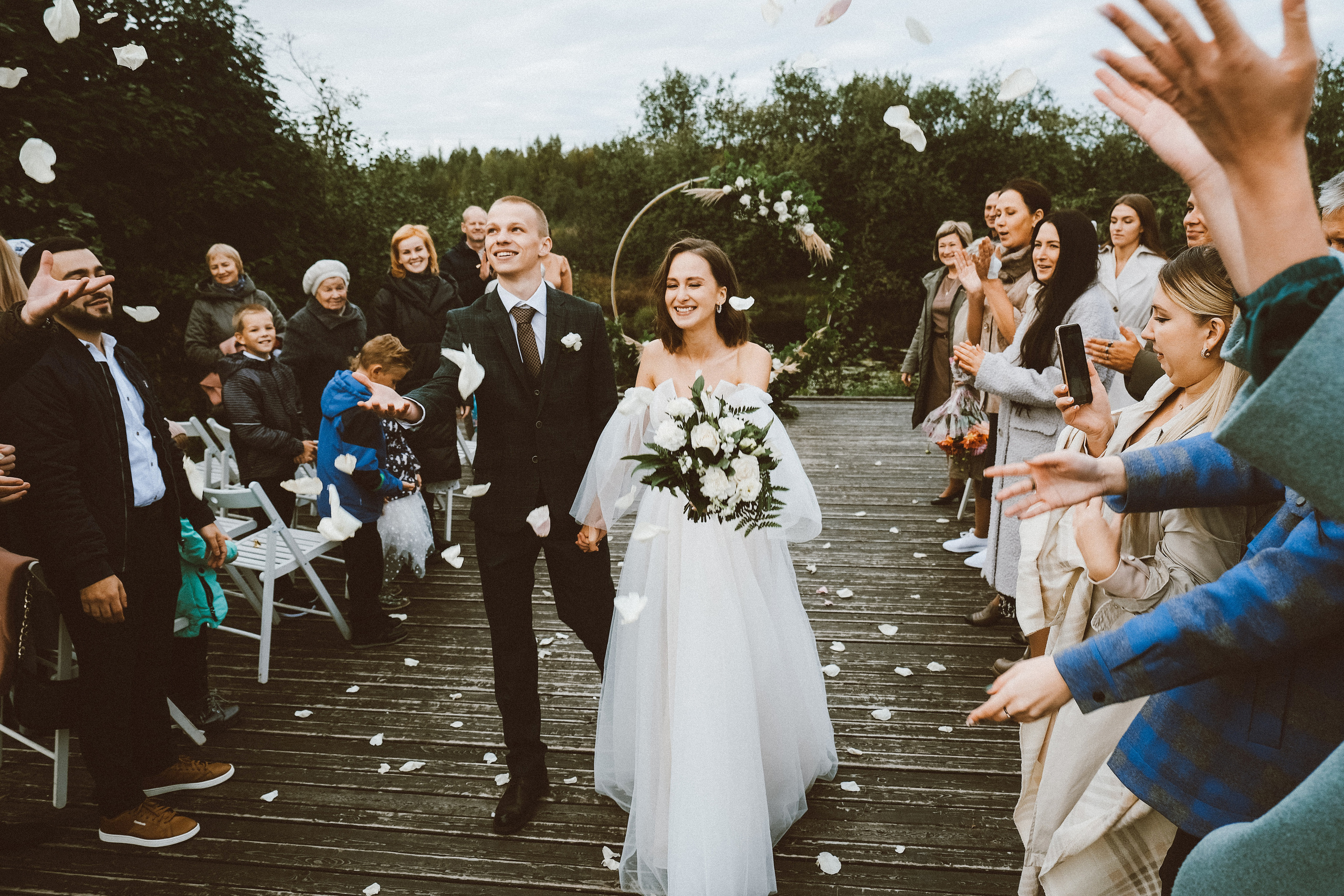 Свадебная фотосессия в Архангельске и Северодвинске. Идеи для фотосессии влюбленных летом. Молодожены Архангельска. Молодая пара жених и невеста. Свадебные фотосессии. Идеи. Wedding photosession. Выездная регистрация оформление.  Фотограф Денис Ожигин