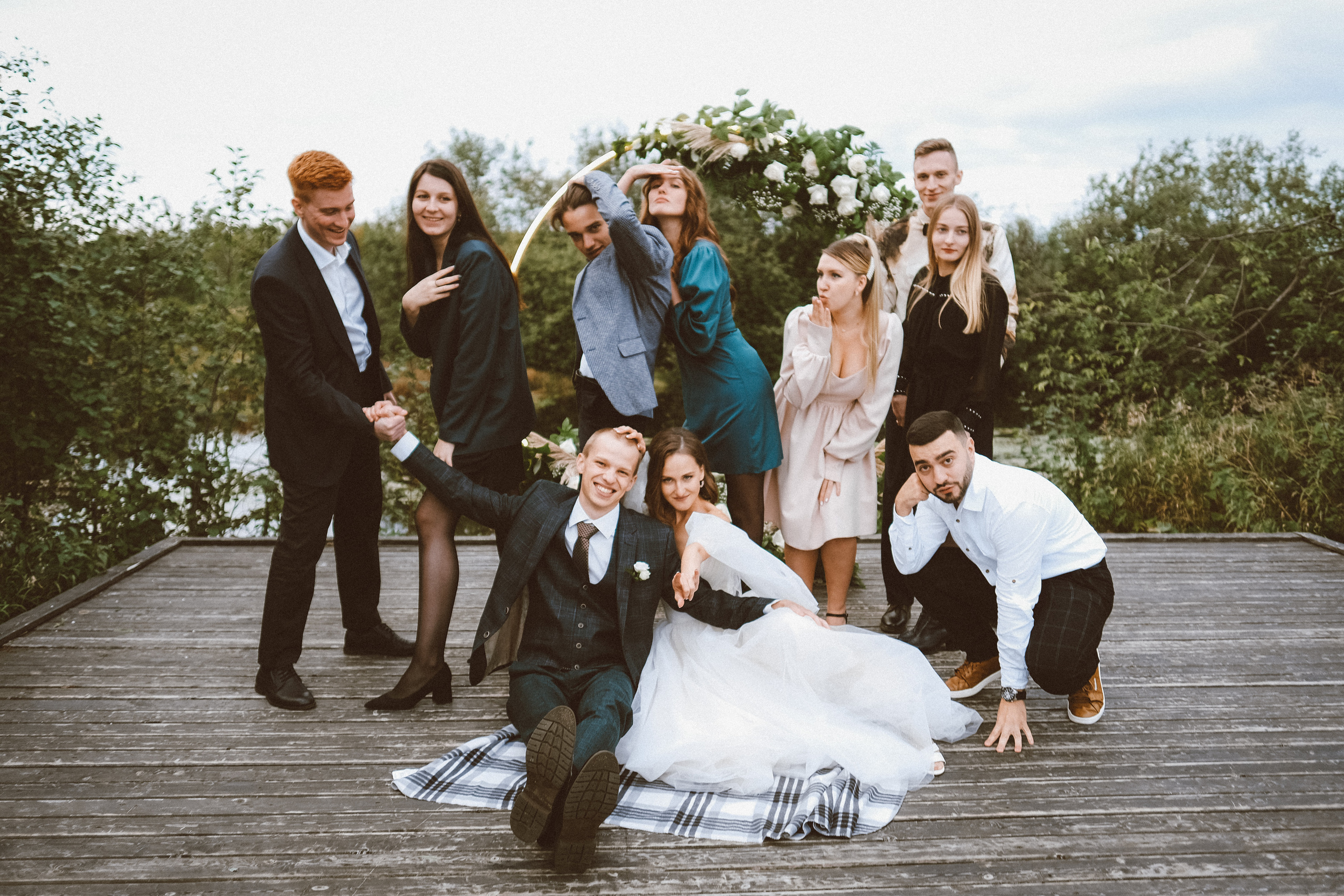 Свадебная фотосессия в Архангельске и Северодвинске. Идеи для фотосессии влюбленных летом. Молодожены Архангельска. Молодая пара жених и невеста. Свадебные фотосессии. Идеи. Wedding photosession. Идеи групповых фото на свадьбе.  Фотограф Денис Ожигин