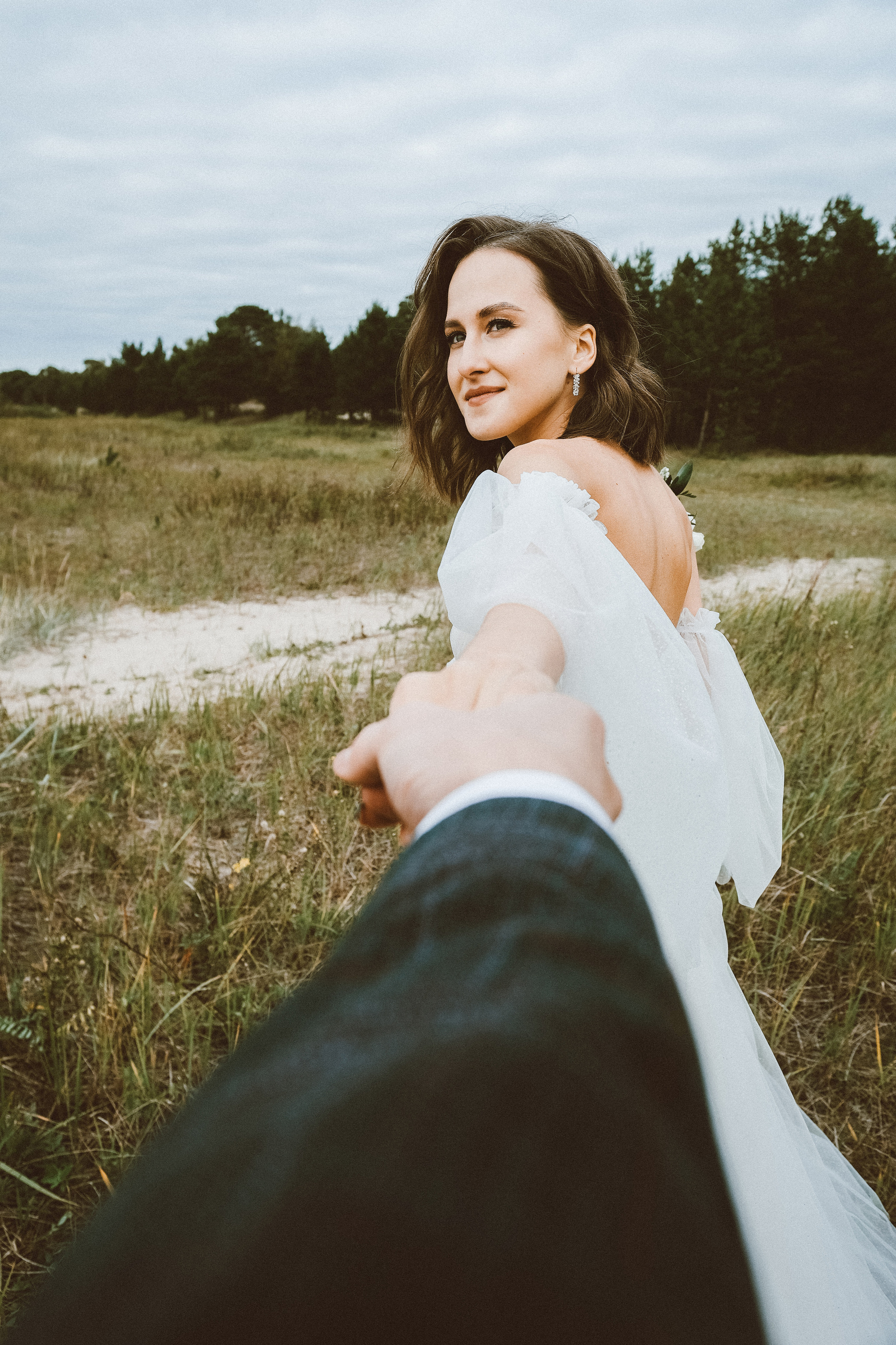 Свадебная фотосессия в Архангельске и Северодвинске. Идеи для фотосессии влюбленных летом. Молодожены Архангельска. Молодая пара жених и невеста. Свадебные фотосессии. Идеи. Wedding photosession. Ягры Северодвинск. Фотограф Денис Ожигин