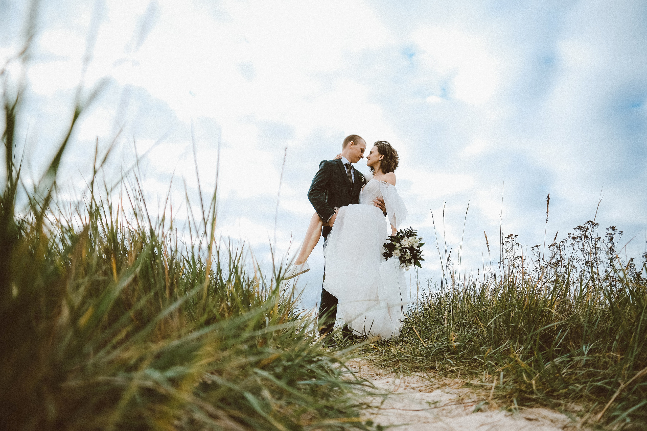Свадебная фотосессия в Архангельске и Северодвинске. Идеи для фотосессии влюбленных летом. Молодожены Архангельска. Молодая пара жених и невеста. Свадебные фотосессии. Идеи. Wedding photosession. Ягры Северодвинск. Фотограф Денис Ожигин