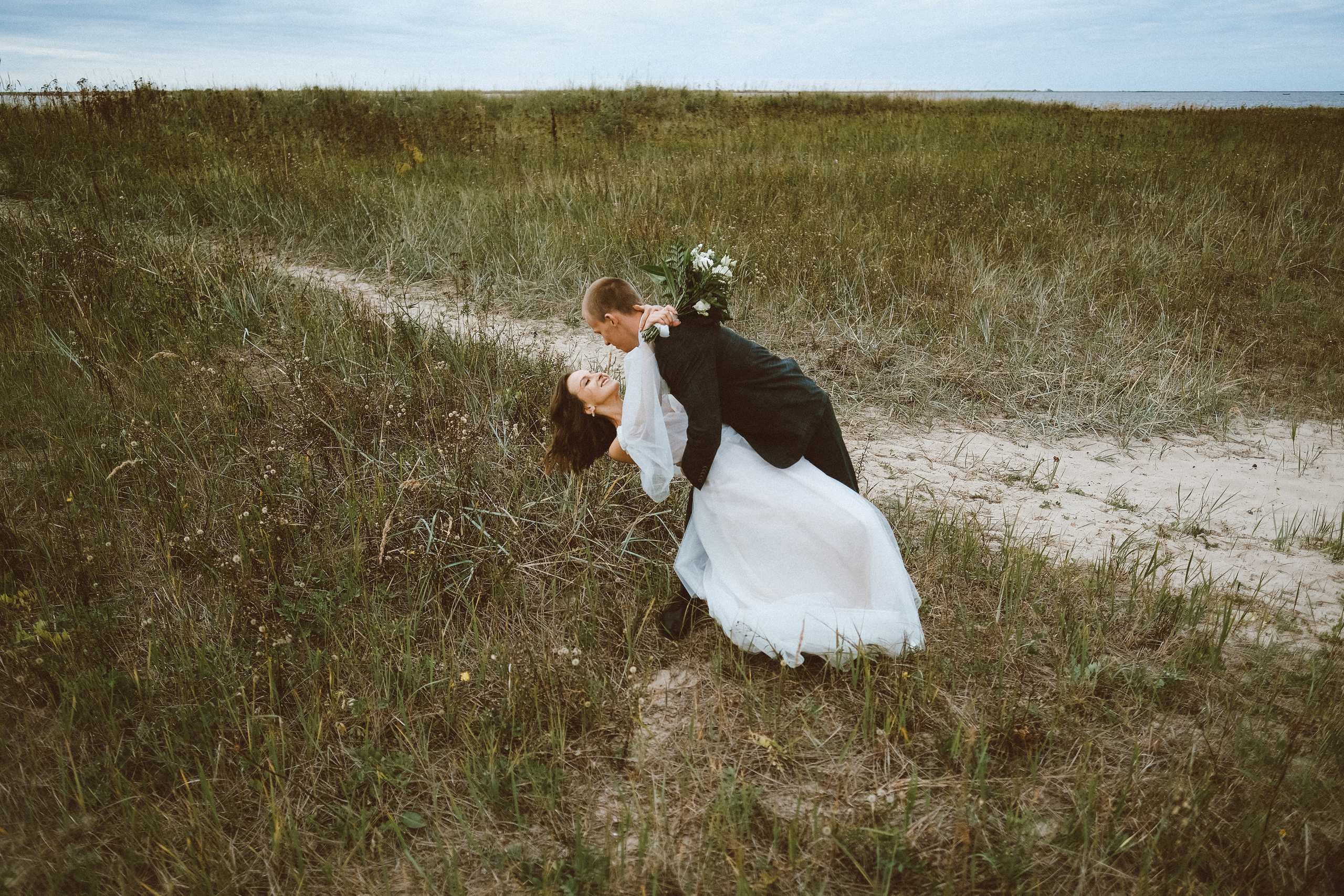 Свадебная фотосессия в Архангельске и Северодвинске. Идеи для фотосессии влюбленных летом. Молодожены Архангельска. Молодая пара жених и невеста. Свадебные фотосессии. Идеи. Wedding photosession. Ягры Северодвинск. Фотограф Денис Ожигин