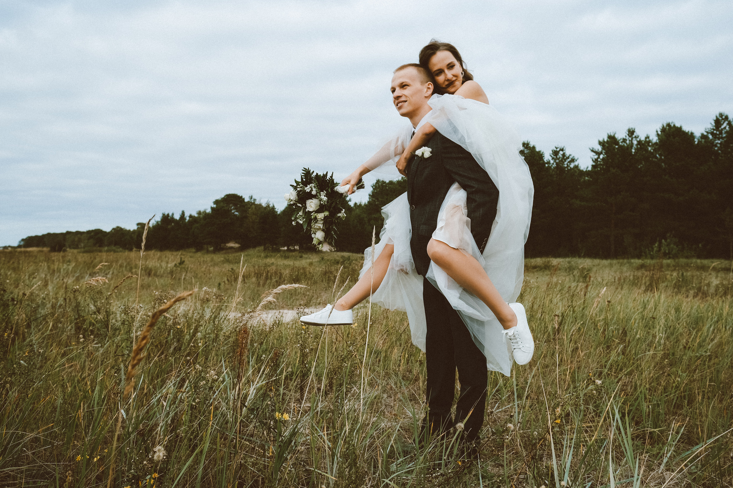 Свадебная фотосессия в Архангельске и Северодвинске. Идеи для фотосессии влюбленных летом. Молодожены Архангельска. Молодая пара жених и невеста. Свадебные фотосессии. Идеи. Wedding photosession. Ягры Северодвинск. Фотограф Денис Ожигин