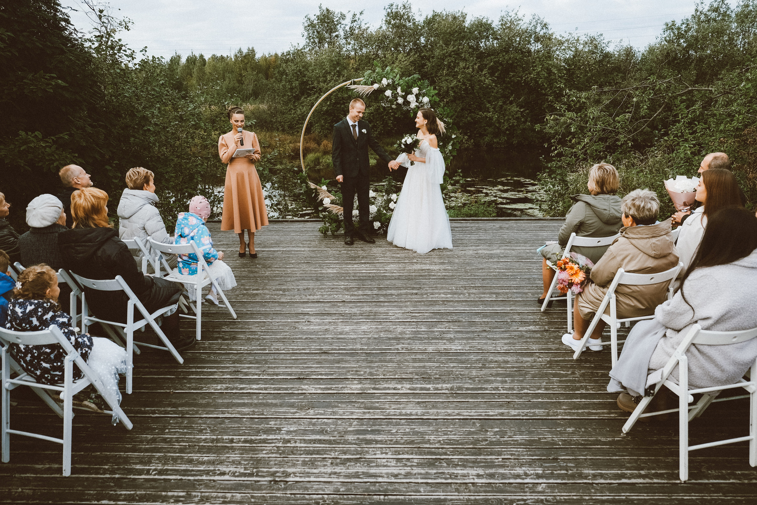 Свадебная фотосессия в Архангельске и Северодвинске. Идеи для фотосессии влюбленных летом. Молодожены Архангельска. Молодая пара жених и невеста. Свадебные фотосессии. Идеи. Wedding photosession. Выездная регистрация оформление.  Фотограф Денис Ожигин