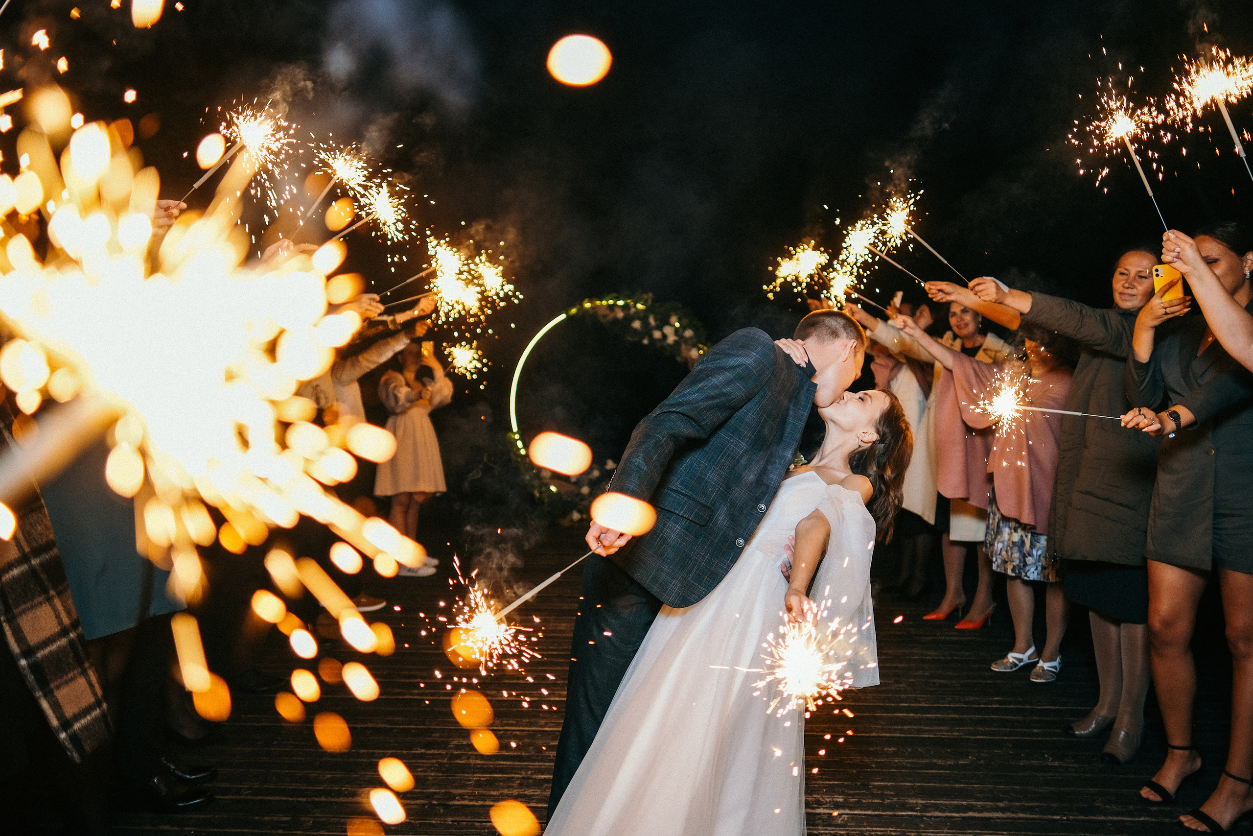Свадебная фотосессия в Архангельске и Северодвинске. Идеи для фотосессии влюбленных летом. Молодожены Архангельска. Молодая пара жених и невеста. Свадебные фотосессии. Идеи. Wedding photosession. Бенгальские огни.  Фотограф Денис Ожигин