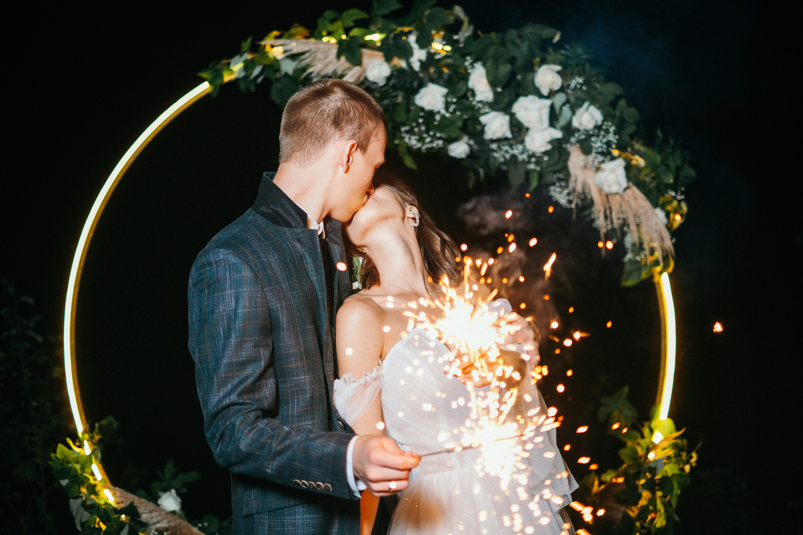 Свадебная фотосессия в Архангельске и Северодвинске. Идеи для фотосессии влюбленных летом. Молодожены Архангельска. Молодая пара жених и невеста. Свадебные фотосессии. Идеи. Wedding photosession. Бенгальские огни.  Фотограф Денис Ожигин